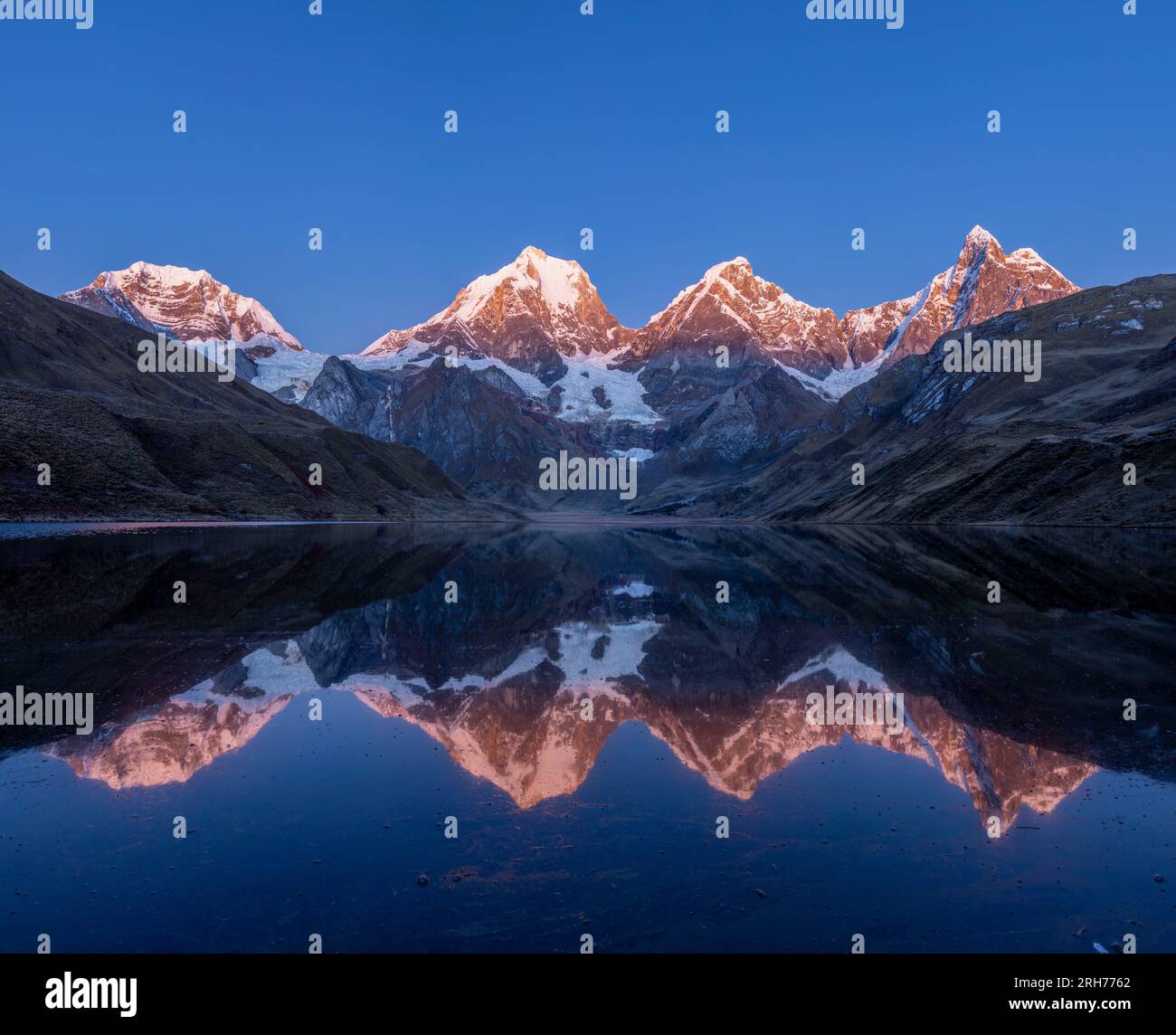 Alba sul lago Carhuacocha, che mostra il monte Yerupaja Chico e il monte Jirishanca grande, il circuito di trekking Cordillera Huayhuash, Perù Foto Stock