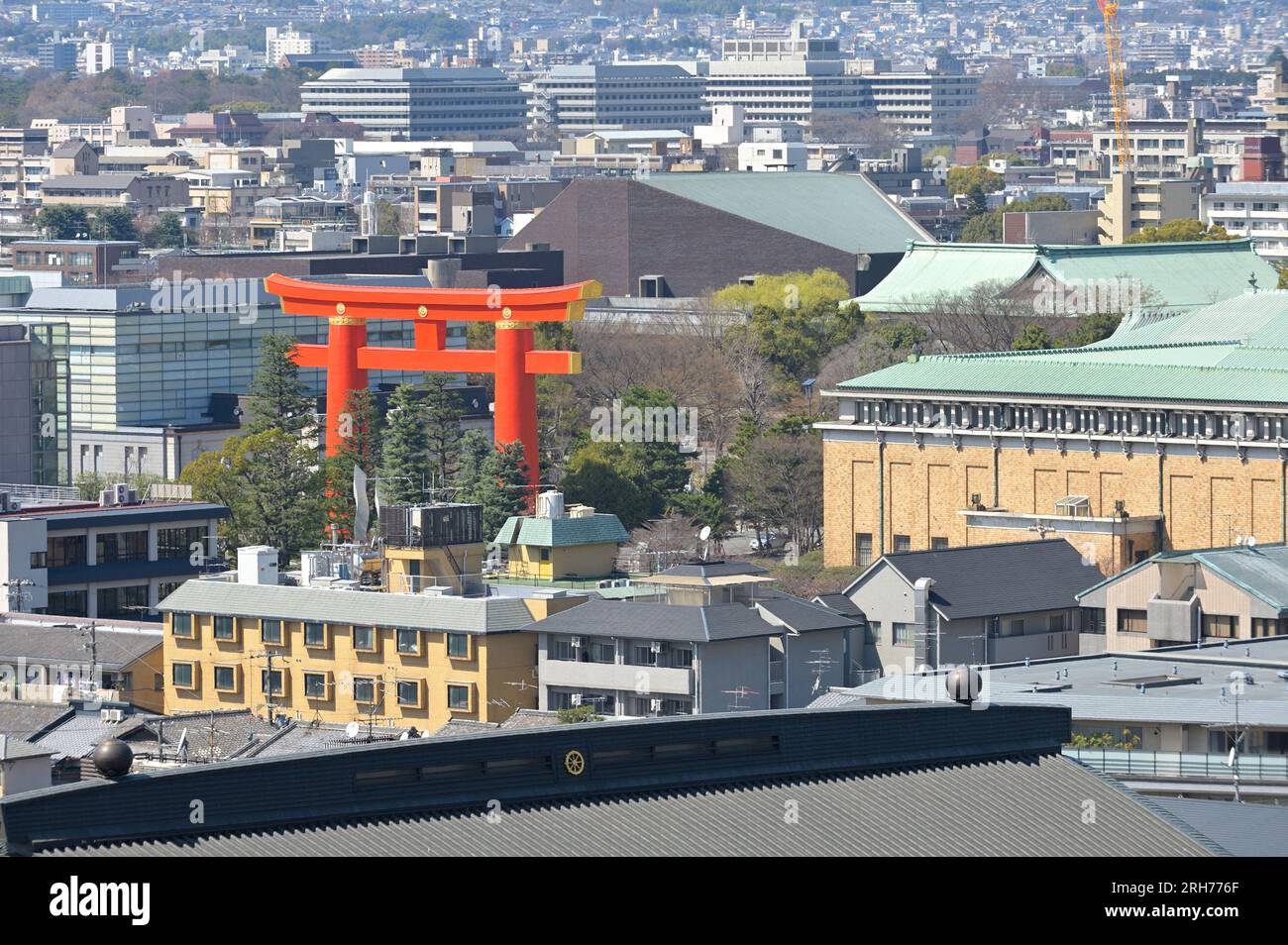 La prima porta esterna torii per il Santuario Heian-Jingu, Kyoto JP Foto Stock