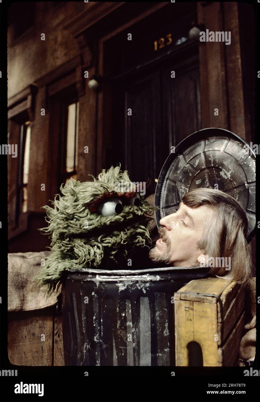 Una foto del 1977 del burattinaio di Sesame Street Carroll Spinney e del suo alter ego, Oscar the Grouch. Nella spazzatura di Oscar appena fuori dal 123 di Sesame Street. PIC preso nell'Upper West Side di Manhattan. Foto Stock