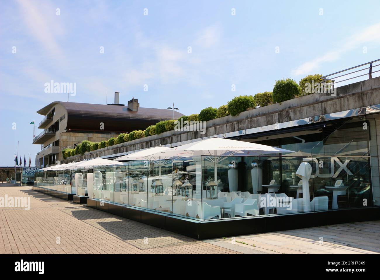 Terrazza chiusa del Restaurante Taberna del Royal Nautical Club, aperta a luglio 25 1961, Sangenjo Sanxenxo Galizia Spagna Foto Stock