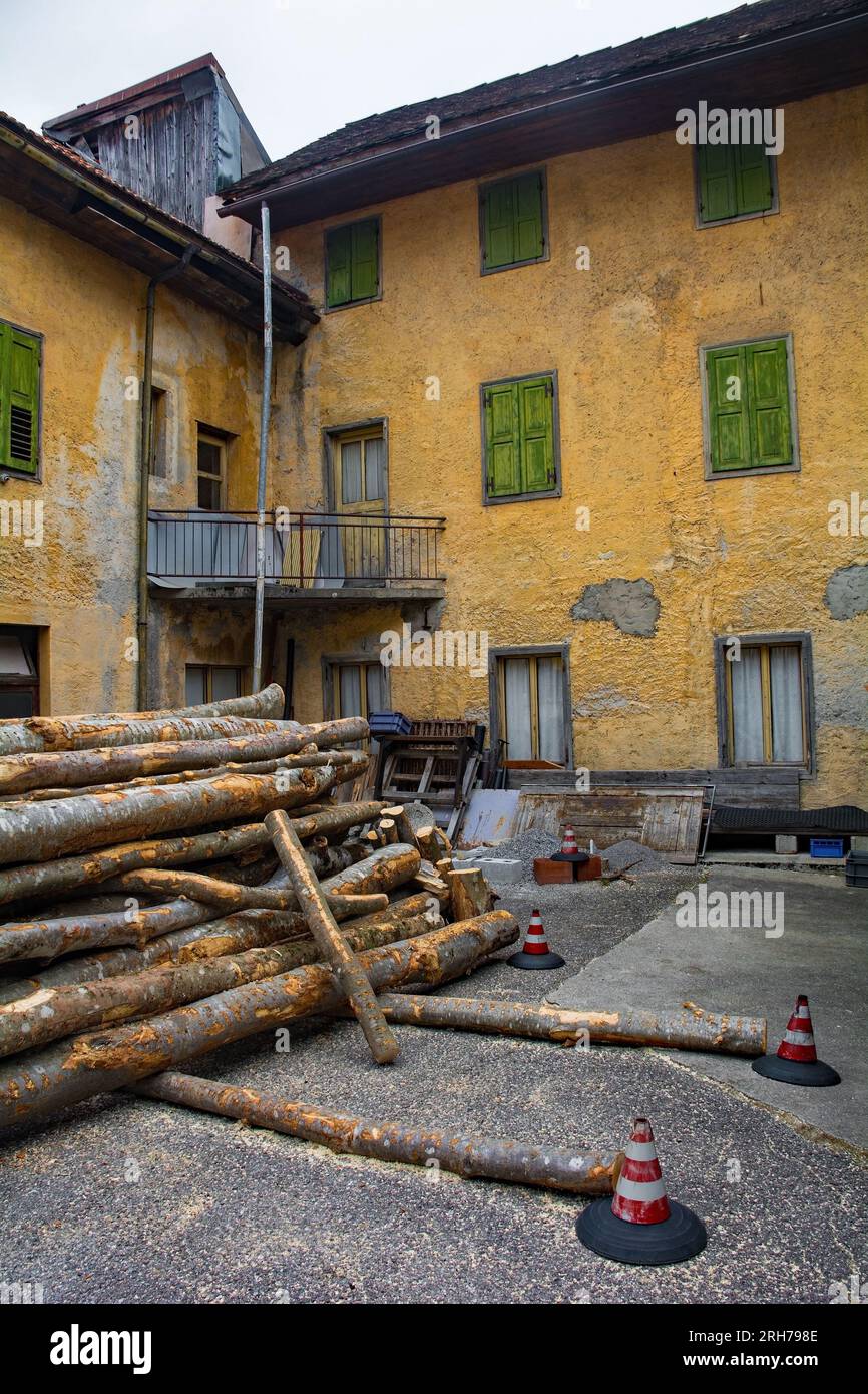 Un vecchio edificio residenziale e agricolo oggi in disuso nel villaggio montano di Forni Avoltri in Carnia a Udine, Friuli-Venezia Giulia, N.E. Italia Foto Stock