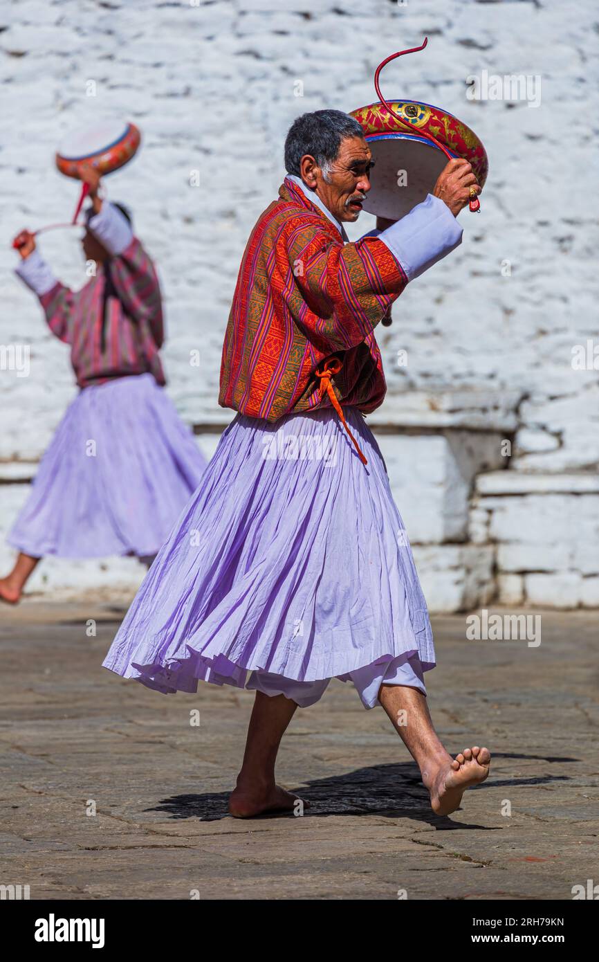 TONGSA, BHUTAN - 3 GENNAIO 2023: Monk suona la batteria e balla in preparazione del locale Tshechu. Foto Stock