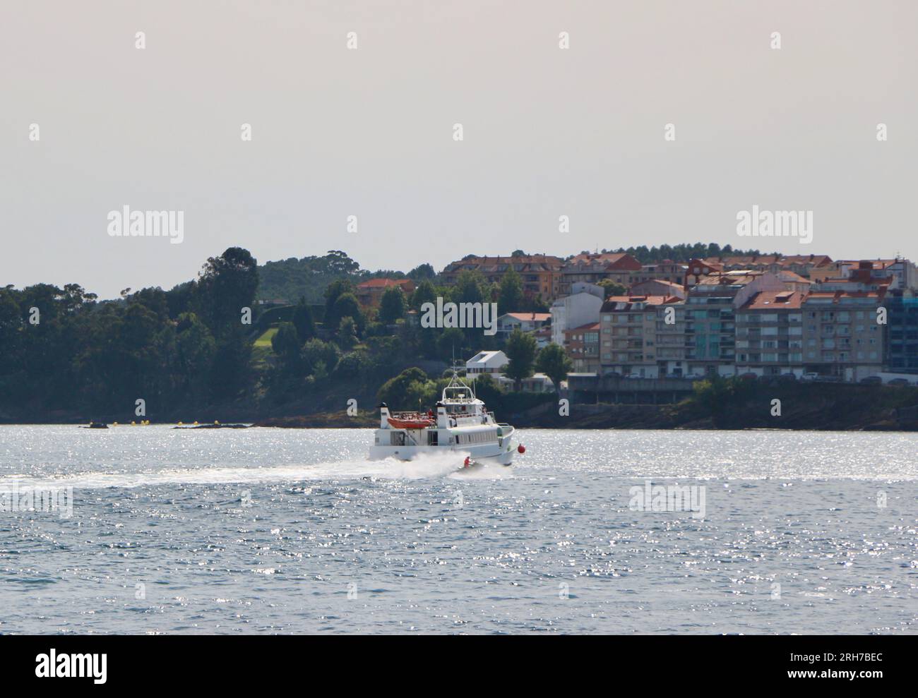 Un piccolo traghetto in corso con moto d'acqua che segue la costa nord vicino alla costa di Sangenjo Sanxenxo Pontevedra Galizia Spagna Foto Stock