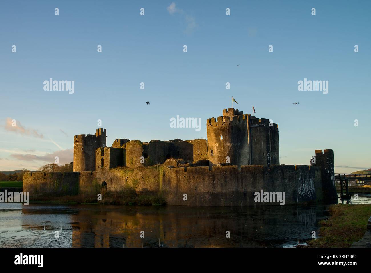 Carphilly Castle nel Galles del Sud. Roccaforte medievale con moad. Foto Stock