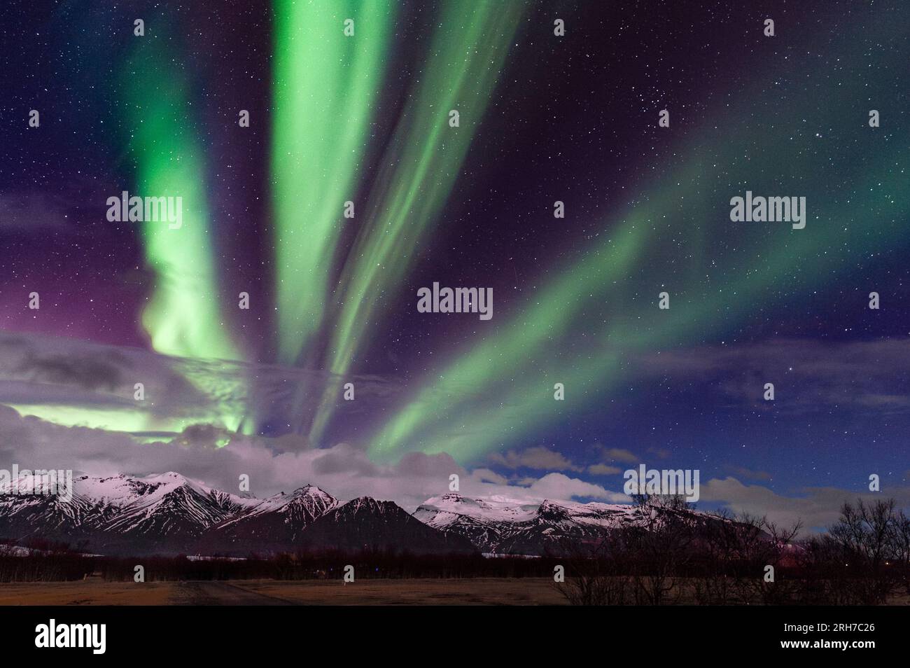 Vicino a Kirkjubæjarklaustur, Islanda meridionale - il cielo notturno con una spettacolare esposizione dell'aurora boreale (l'aurora boreale) Foto Stock