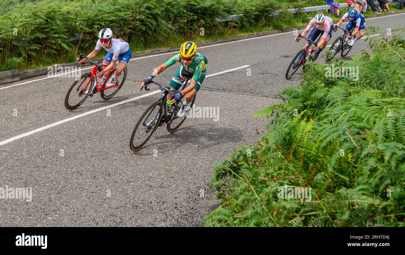 Glasgow, Scozia. 13 agosto 2023. Concorrenti che scendono sulla Crow Road durante la UCI Womens Elite Cycling Road Race a Glasgow, in Scozia. Foto Stock