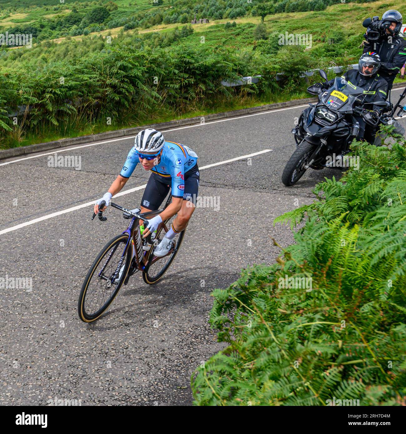 Glasgow, Scozia. 13 agosto 2023. Una concorrente belga che scende sulla Crow Road durante la UCI Womens Elite Cycling Road Race a Glasgow, in Scozia. Foto Stock