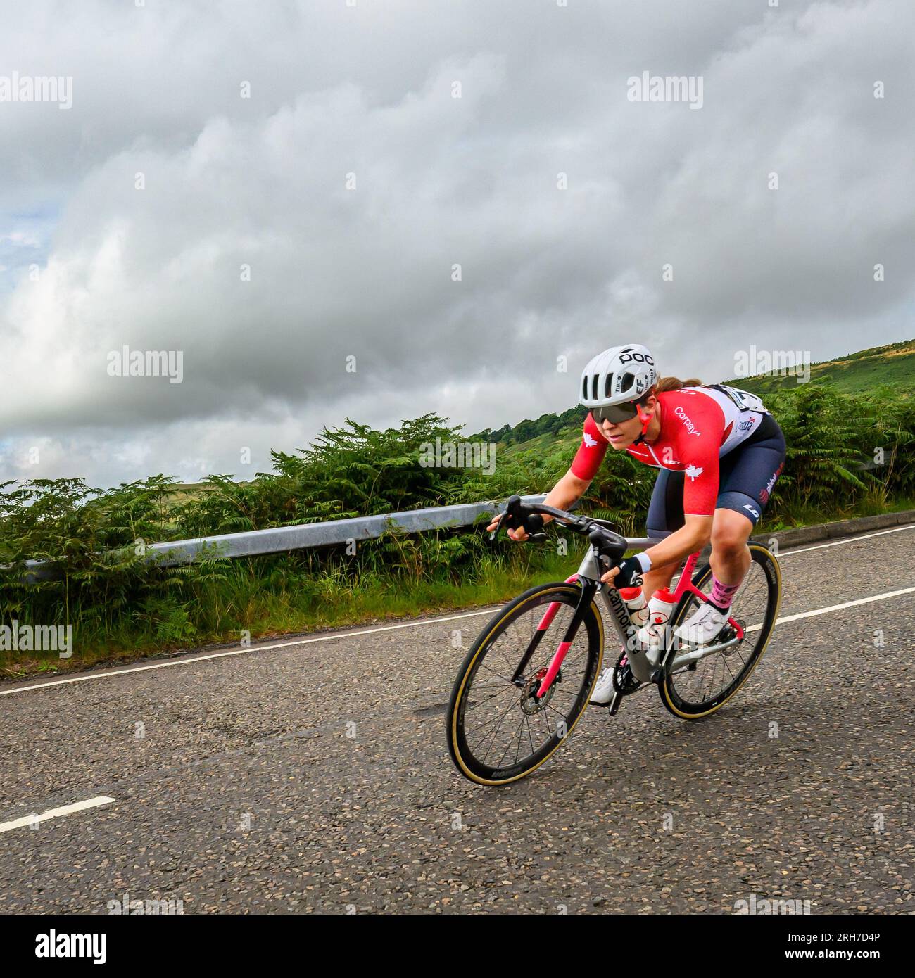 Glasgow, Scozia. 13 agosto 2023. Un concorrente canadese che scende sulla Crow Road durante la UCI Womens Elite Cycling Road Race a Glasgow, in Scozia. Foto Stock
