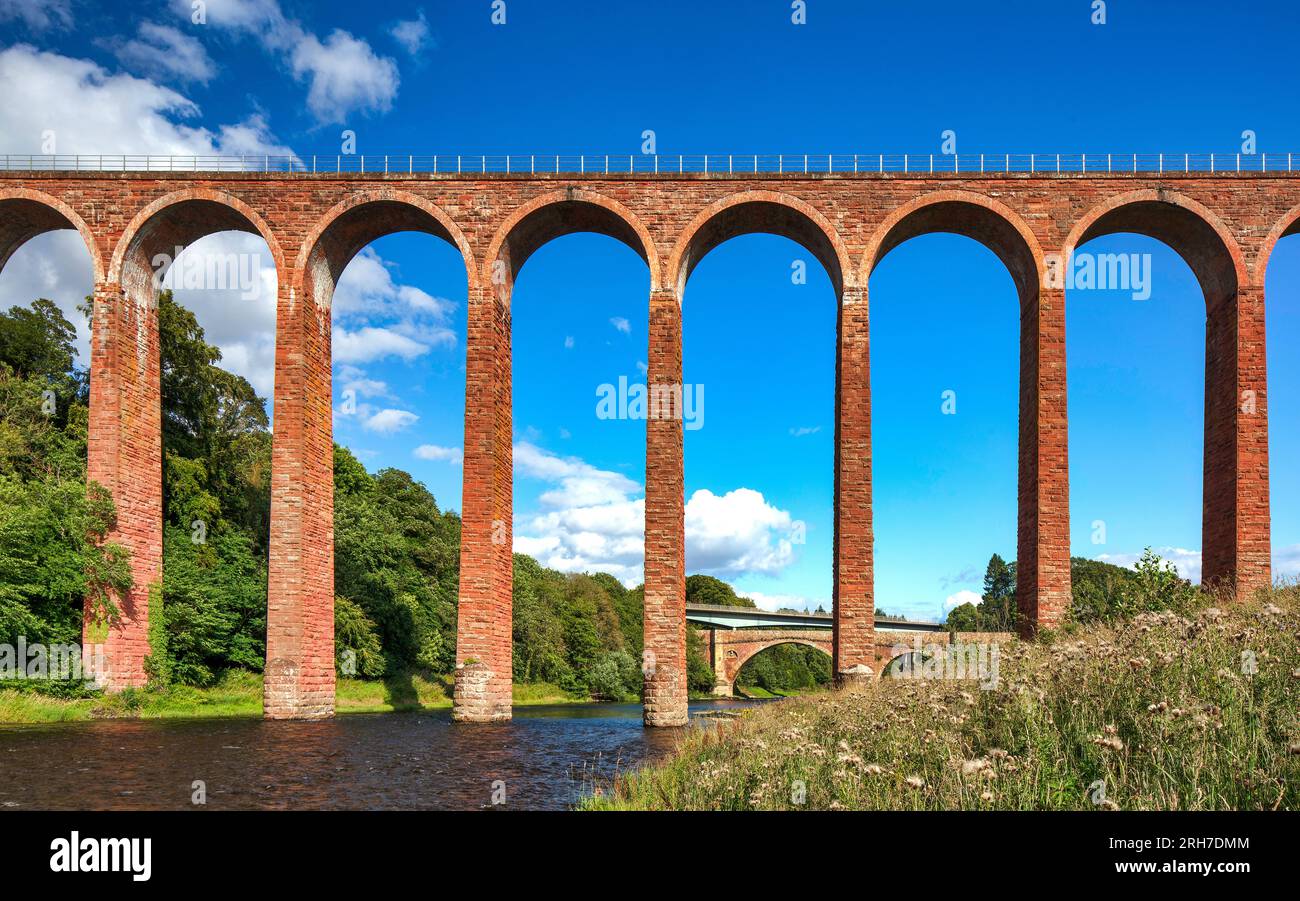 Vista diurna in estate del viadotto Leaderfoot sul fiume Tweed vicino a Melrose, nel confine scozzese in Scozia Foto Stock