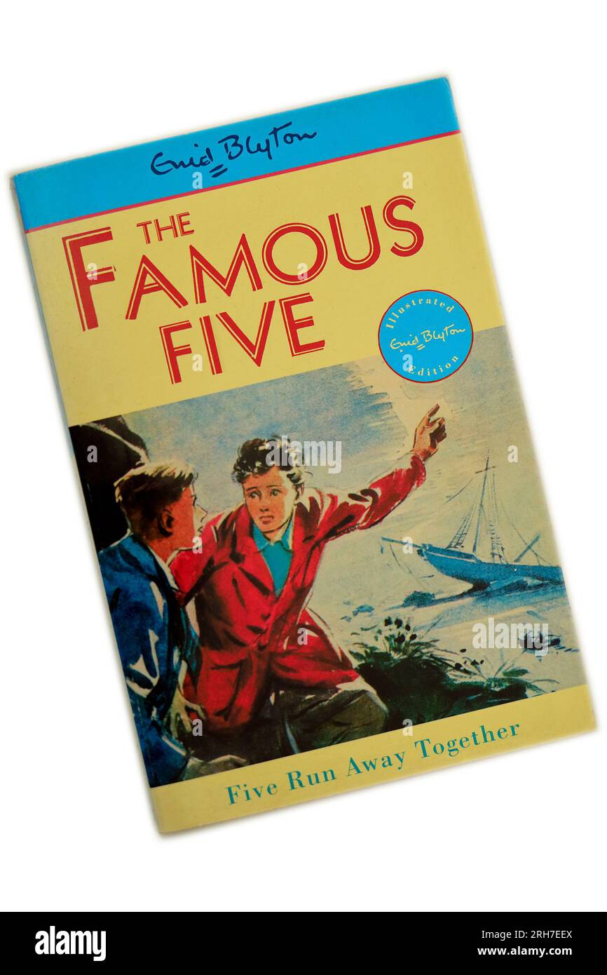 Enid Blyton - i famosi cinque - cinque scappano insieme. Copertina del libro cartaceo. Studio configurato con sfondo bianco. Foto Stock