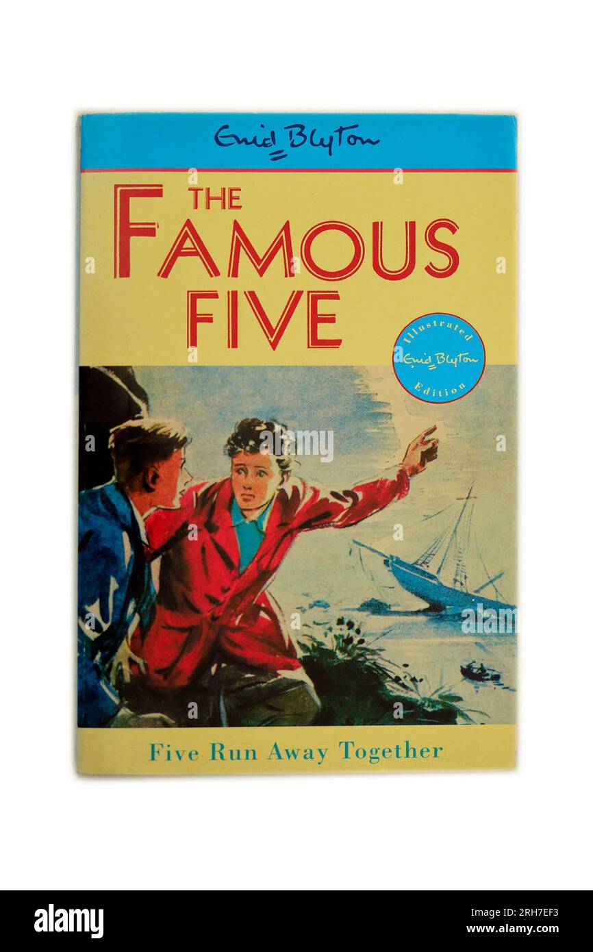 Enid Blyton - i famosi cinque - cinque scappano insieme. Copertina del libro cartaceo. Studio configurato con sfondo bianco. Foto Stock