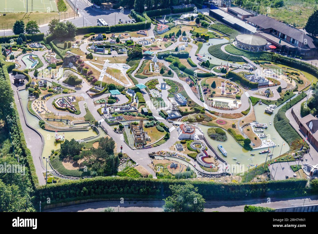 Veduta aerea di Mini Europe, un parco in miniatura situato nel parco divertimenti di Bruparck, ai piedi dell'Atomium, a Bruxelles, Belgio, con prod Foto Stock Veduta aerea di Mini Europe, un parco in miniatura situato nel parco divertimenti di Bruparck, ai piedi dell'Atomium, a Bruxelles, Belgio, con prod Foto Stock