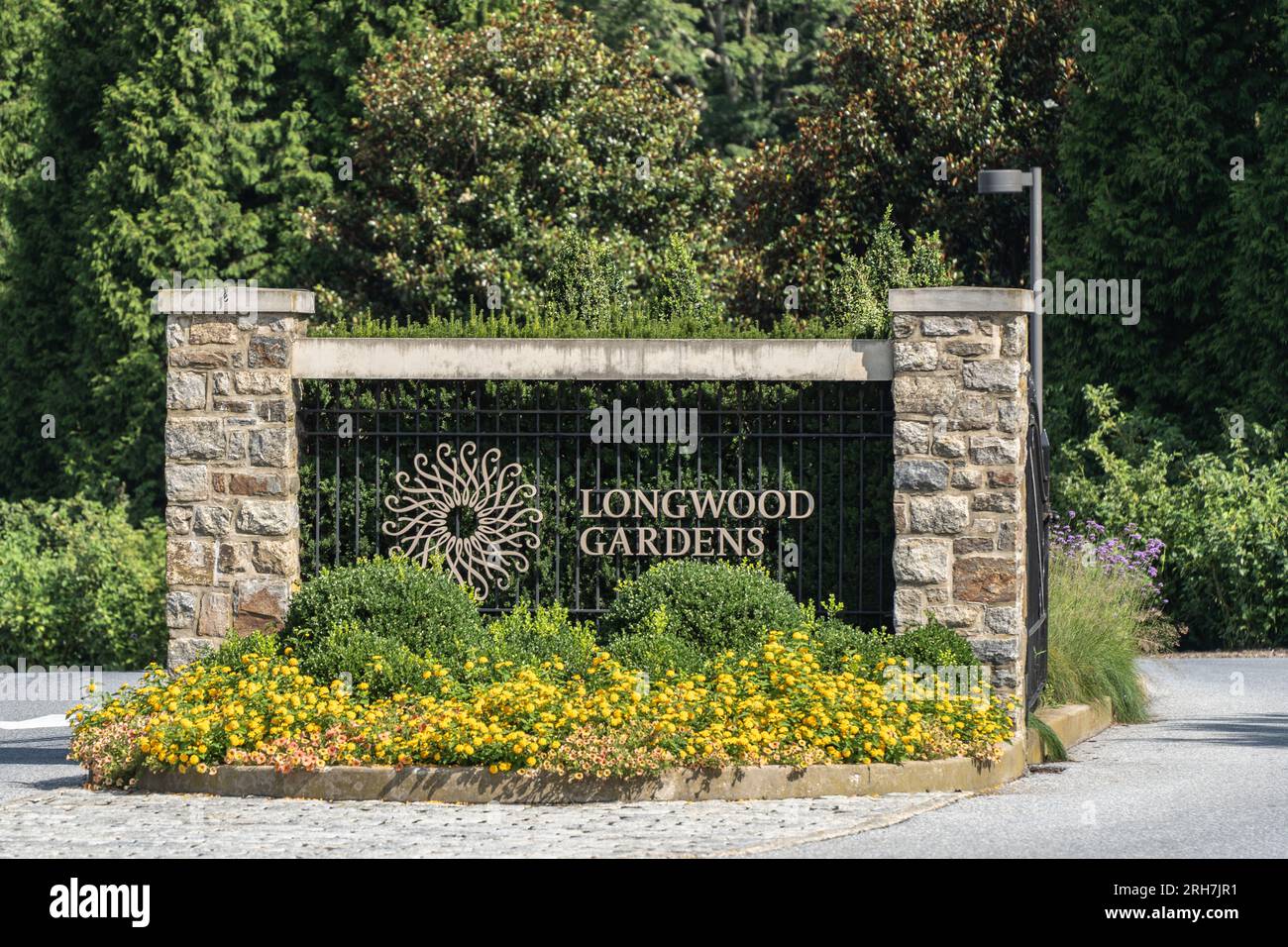 Kennett Square, Pennsylvania – 11 agosto 2023: Cartello d'ingresso ai giardini Longwood. Longwood Gardens è un giardino botanico, boschi e prati Foto Stock