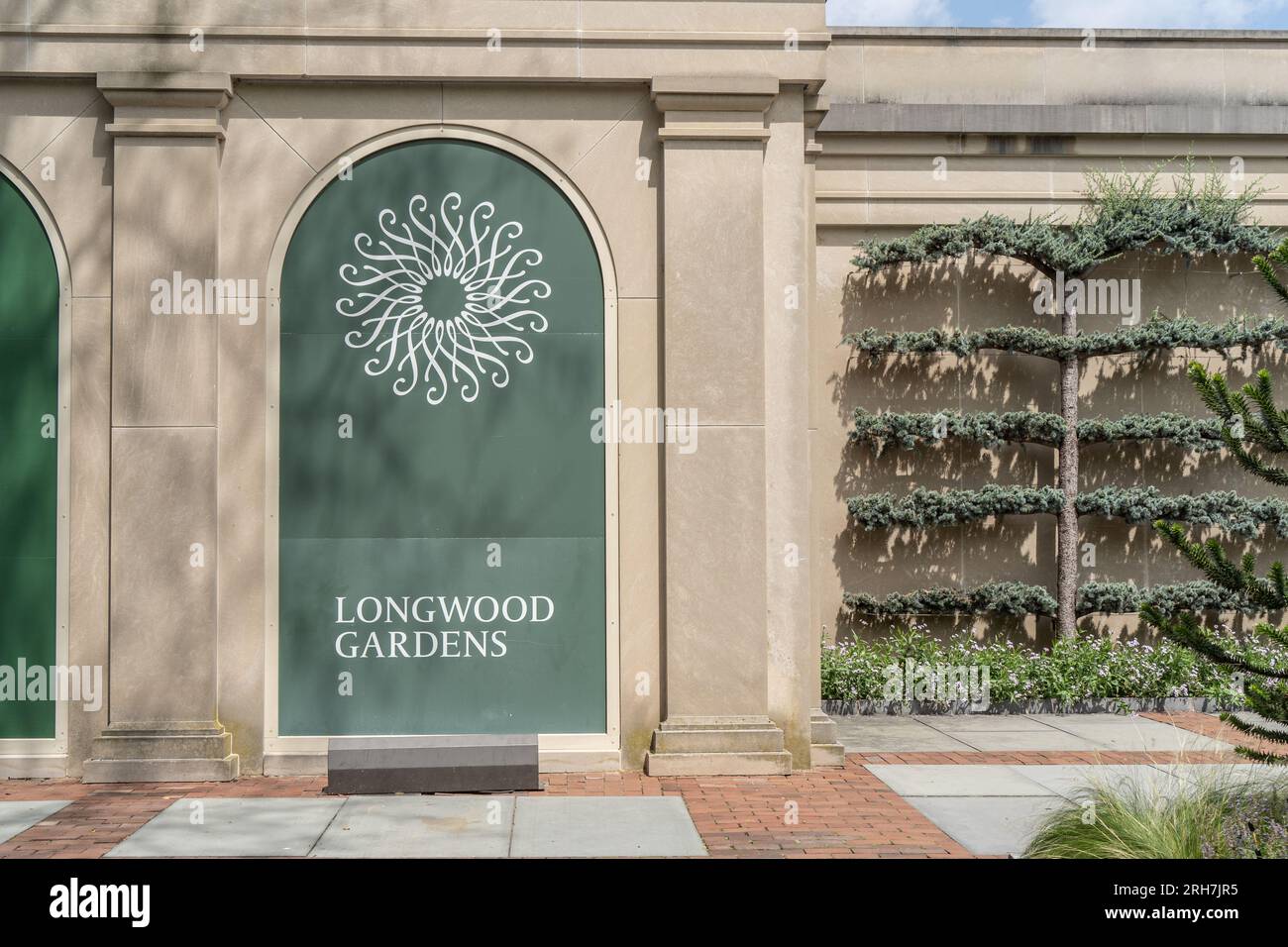 Kennett Square, Pennsylvania – 11 agosto 2023: Cartello d'ingresso ai giardini Longwood. Longwood Gardens è un giardino botanico, boschi e prati Foto Stock