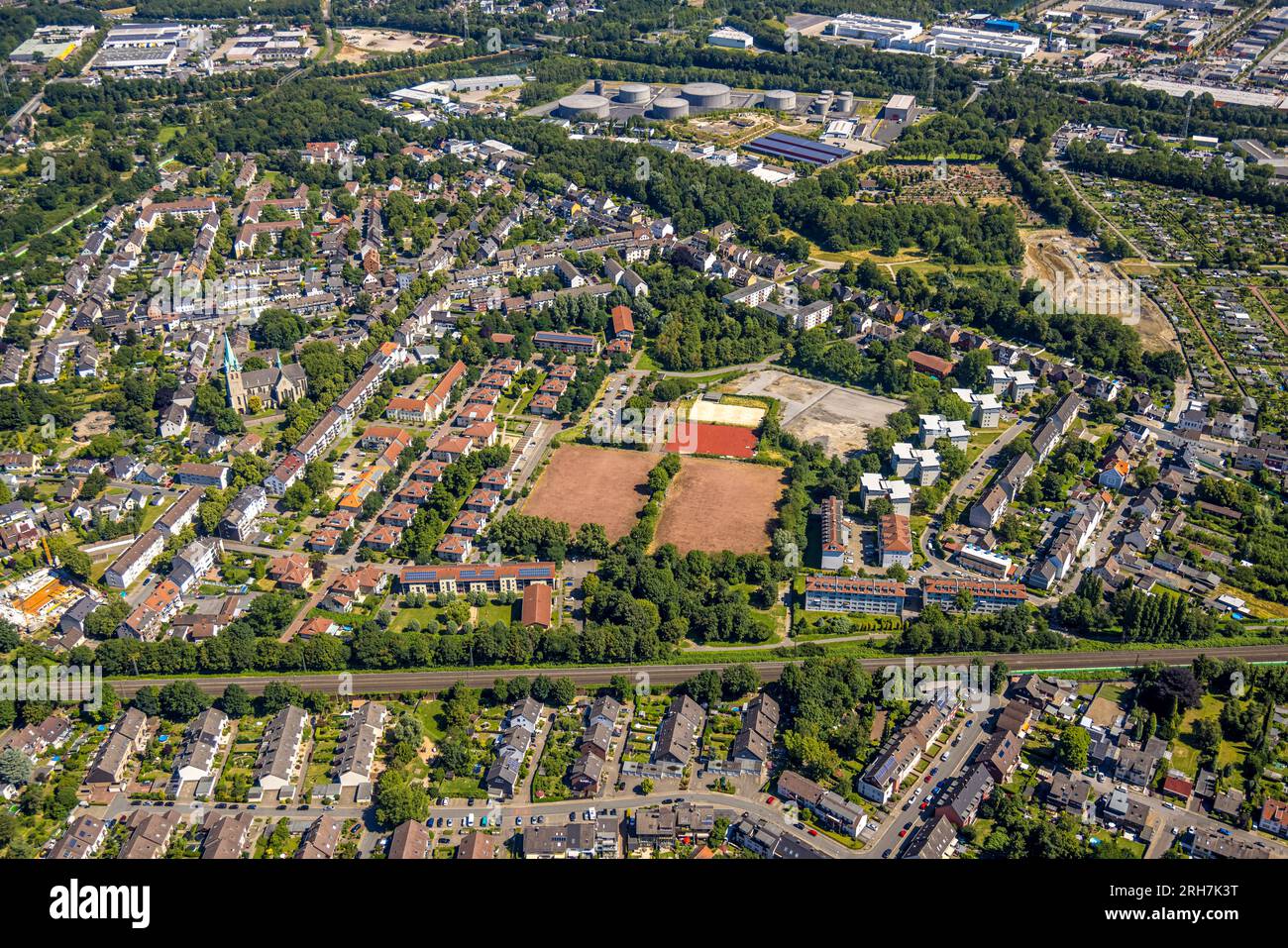 Veduta aerea, terreni a riposo e impianti sportivi Levinstraße, grattacieli Gerscheder Weiden, Gerschede, Essen, regione della Ruhr, Renania settentrionale-Vestfalia, Foto Stock