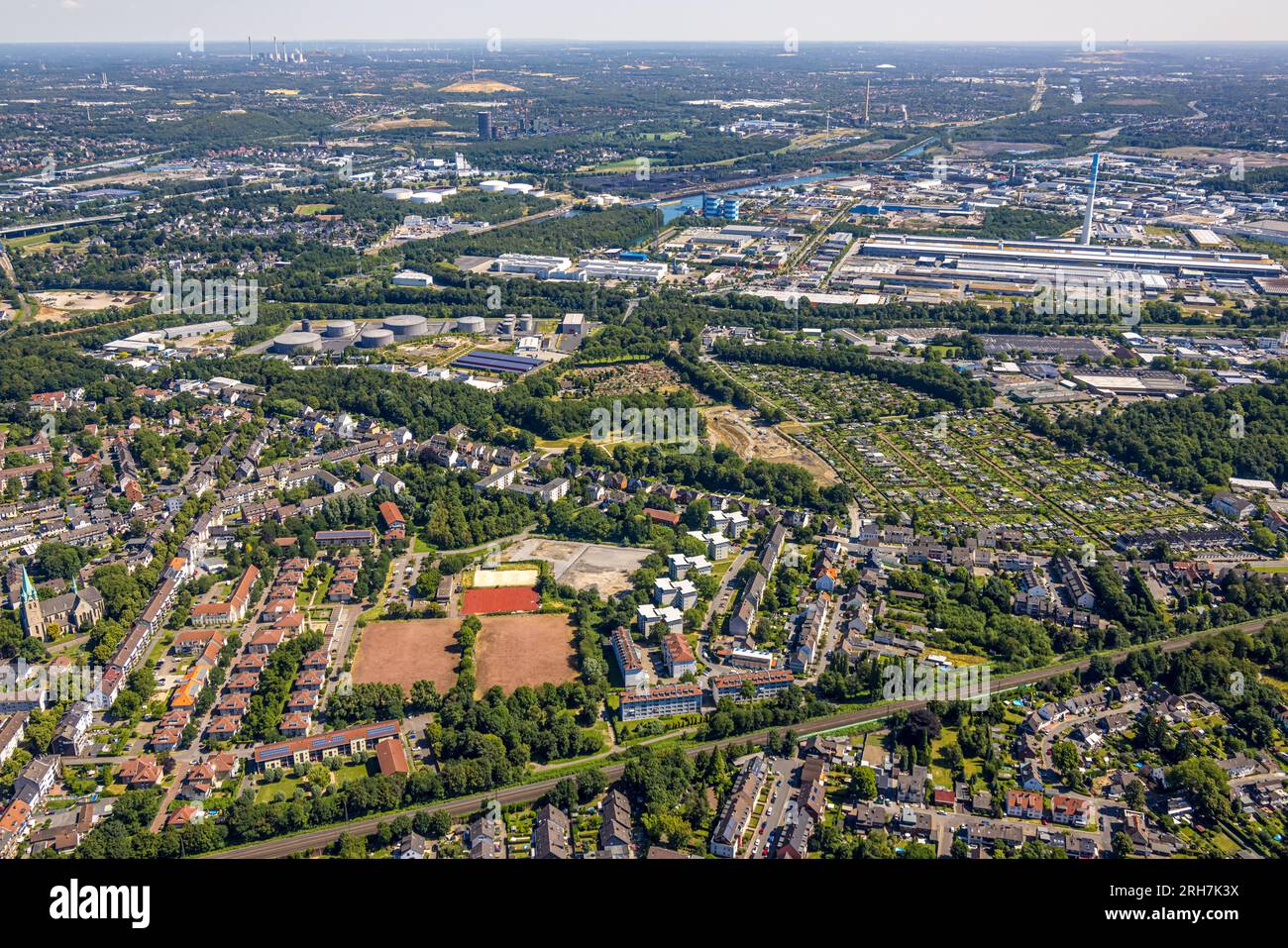Veduta aerea, terreni a riposo e impianti sportivi Levinstraße, grattacieli Gerscheder Weiden, associazione di giardini di pertinenza Weidkamp, Gerschede, ESS Foto Stock