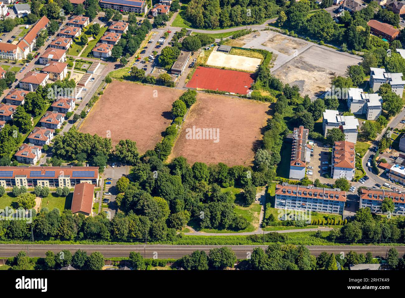 Veduta aerea, terreni a riposo e impianti sportivi Levinstraße, grattacieli Gerscheder Weiden, Gerschede, Essen, regione della Ruhr, Renania settentrionale-Vestfalia, Foto Stock