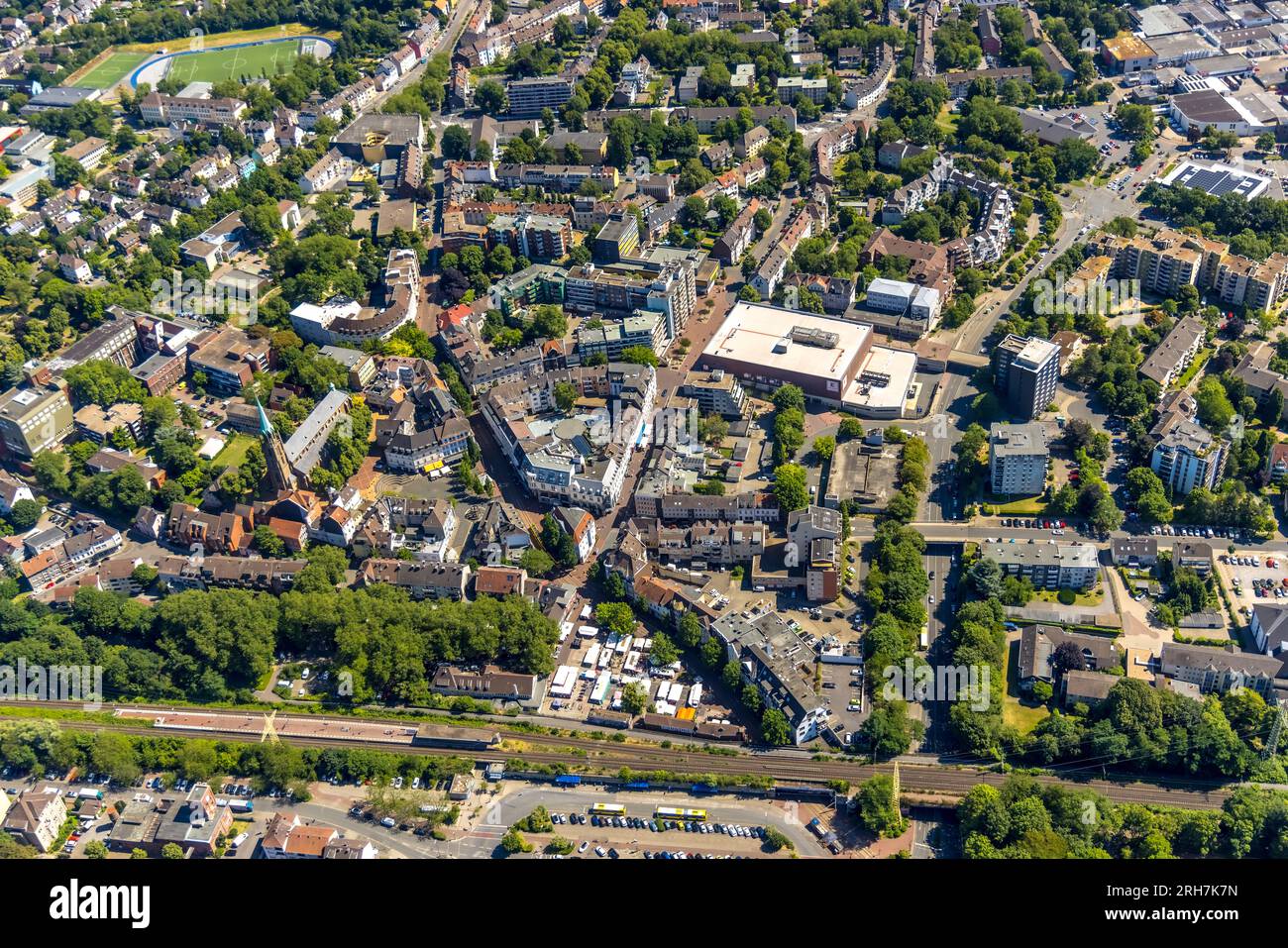 Vista aerea, centro commerciale Germaniaplatz e Kaufland (edificio bianco), zona pedonale, Borbeck-Mitte, Essen, zona della Ruhr, Renania settentrionale-Vestfalia, GE Foto Stock