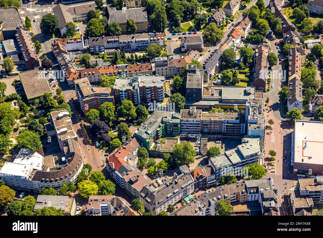 Vista aerea, centro commerciale Germaniaplatz e Kaufland (edificio bianco), zona pedonale, Borbeck-Mitte, Essen, zona della Ruhr, Renania settentrionale-Vestfalia, GE Foto Stock