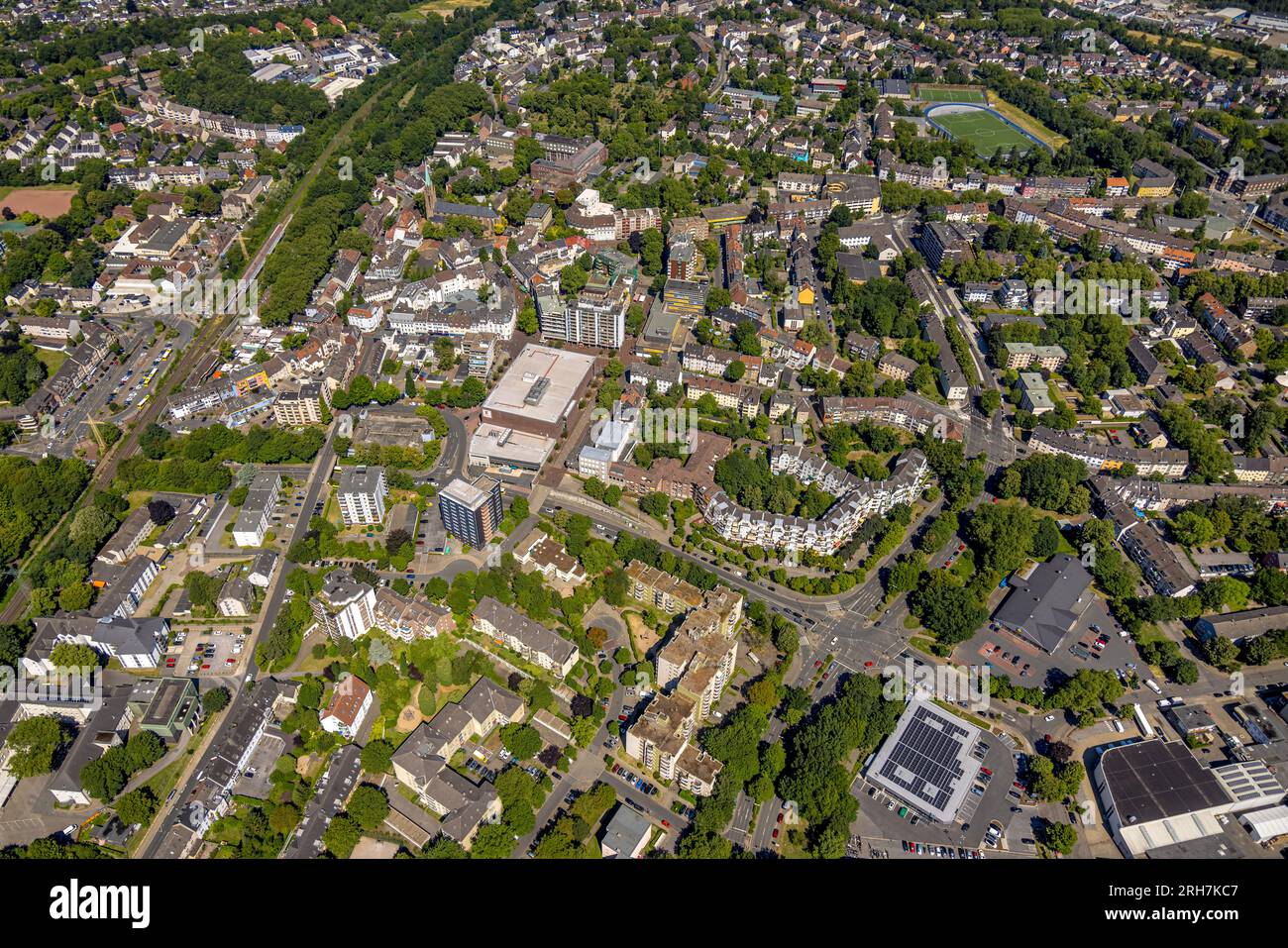 Vista aerea, centro commerciale Germaniaplatz e Kaufland (edificio bianco), zona pedonale, Borbeck-Mitte, Essen, zona della Ruhr, Renania settentrionale-Vestfalia, GE Foto Stock