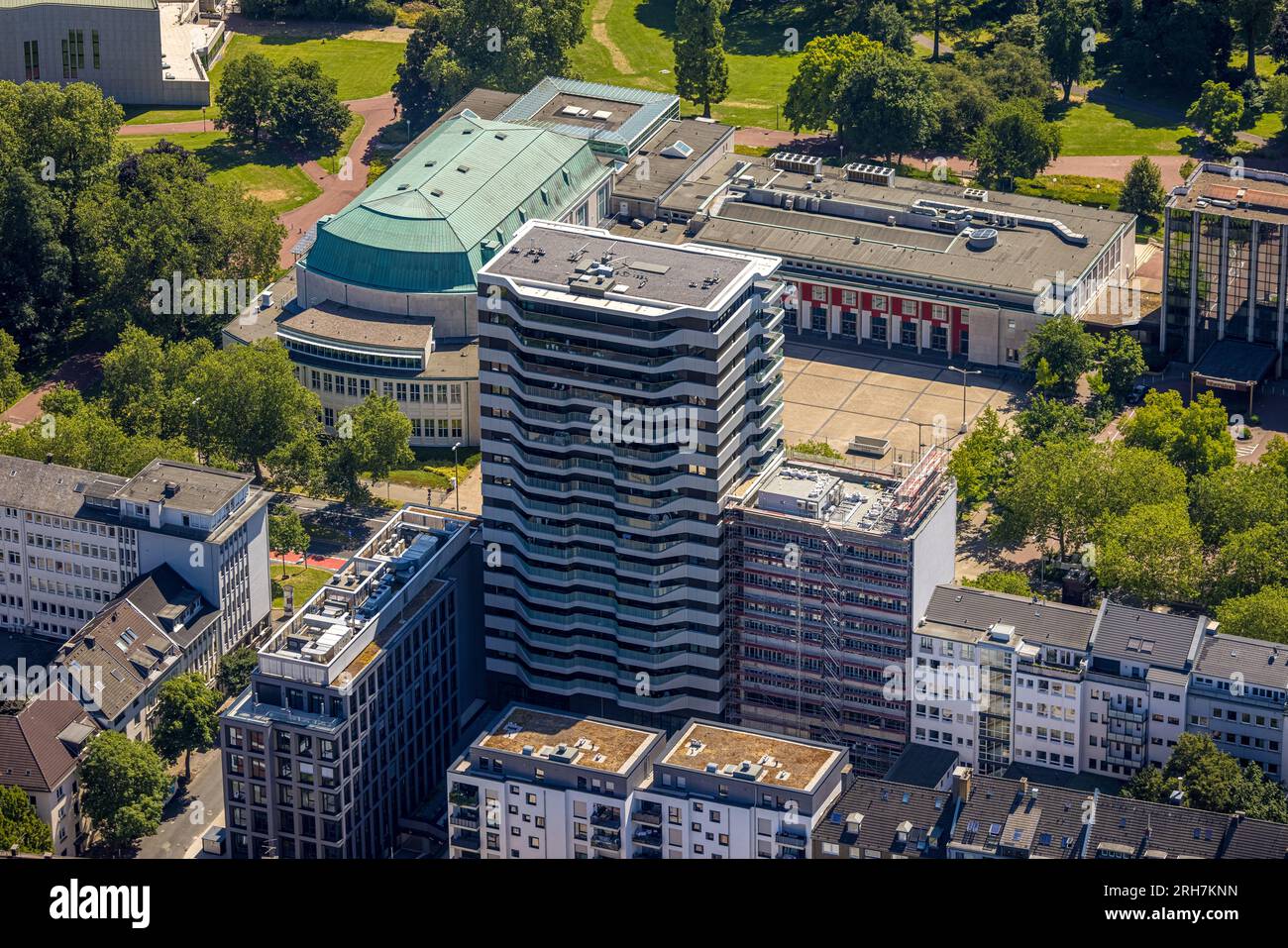 Vista aerea, torre residenziale nuovi appartamenti senior di costruzione a Huyssenallee, Aalto Theater, Südviertel, Essen, zona della Ruhr, Renania settentrionale-Vestfalia Foto Stock