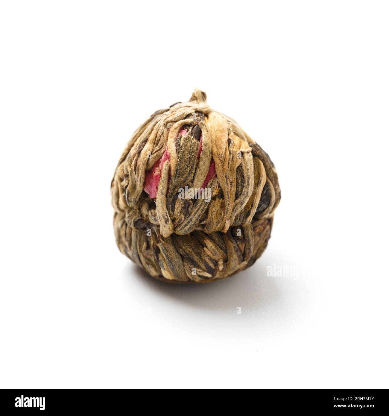 Tè cinese verde floreale, palline di tè legate con fiori secchi, tè profumato in fiore isolato su sfondo bianco. Foto Stock