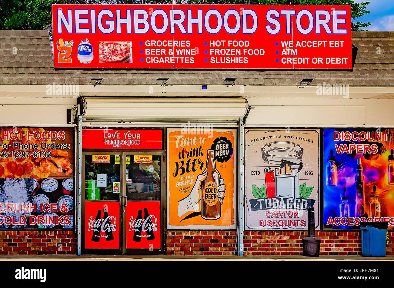Il Neighborhood Store è raffigurato il 12 agosto 2023 a Chickasaw, Alabama. Il minimarket offre alimentari e piatti caldi e freddi. Foto Stock
