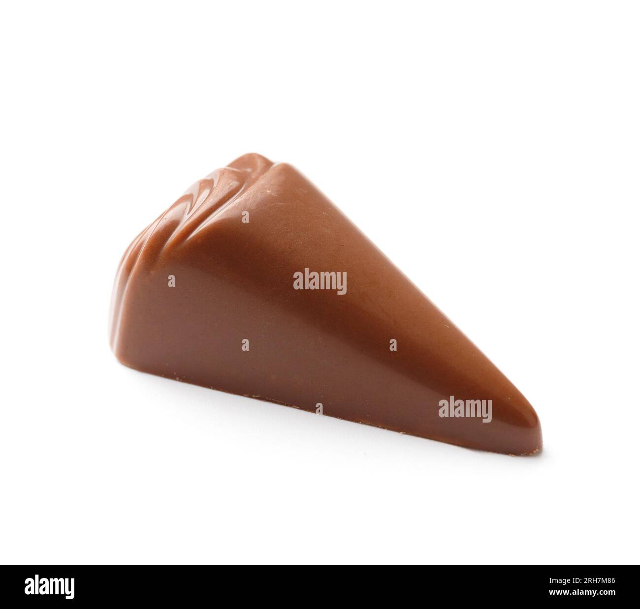 Caramelle al cioccolato su bianco isolato, primo piano. Pralina al cioccolato, dolci. Foto Stock