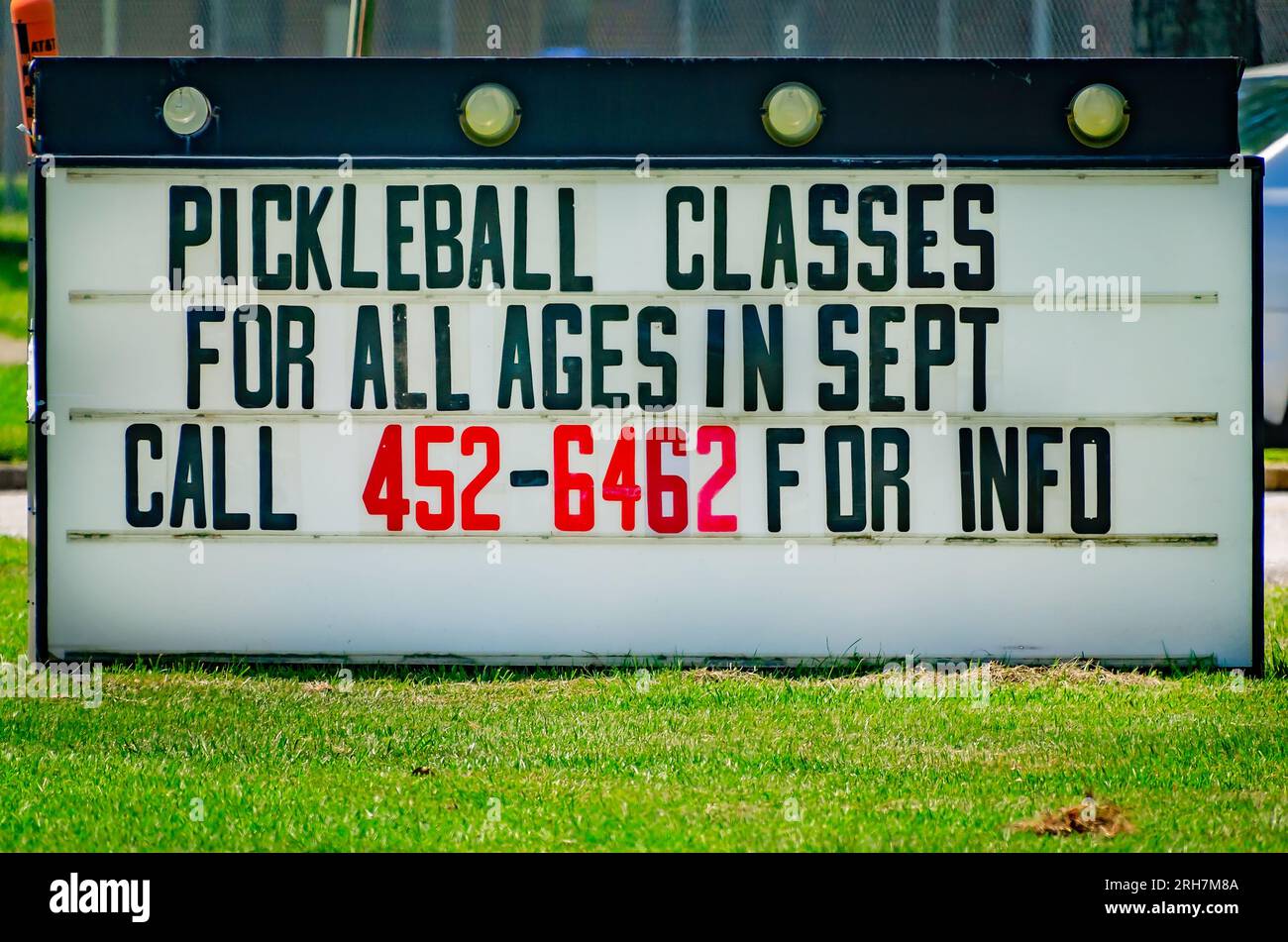 Le lezioni di picchettio per tutte le età sono pubblicizzate su un cartello, 12 agosto 2023, a Chickasaw, Alabama. Pickleball è stato inventato nel 1965. Foto Stock