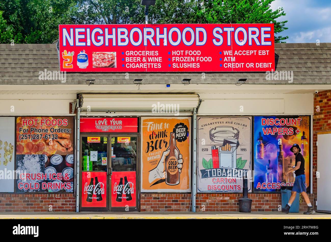 Il Neighborhood Store è raffigurato il 12 agosto 2023 a Chickasaw, Alabama. Il minimarket offre alimentari e piatti caldi e freddi. Foto Stock