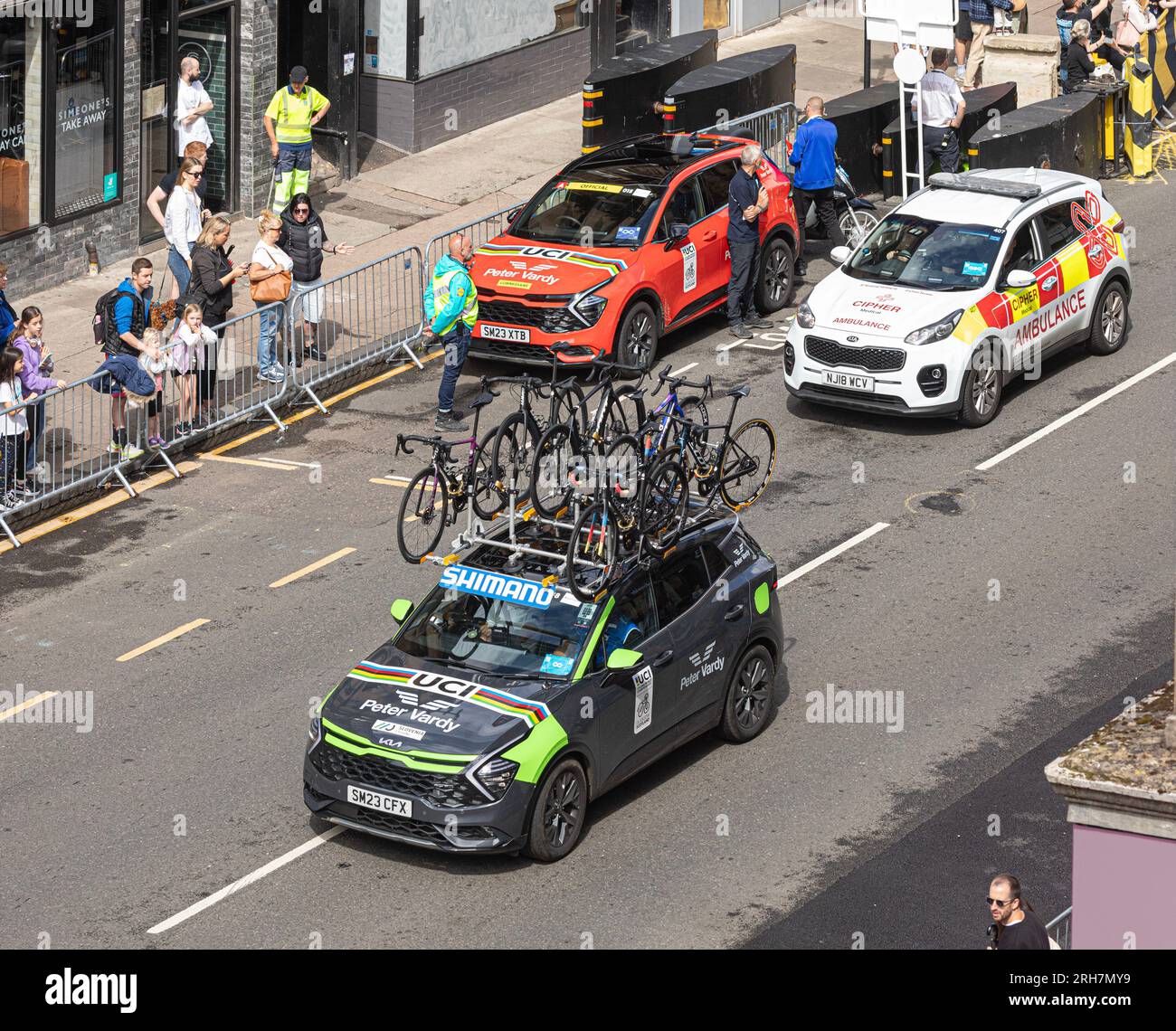 Tre veicoli che sostengono la gara d'élite femminile su strada 2023 dei Campionati del mondo UCI a Glasgow, in Scozia. L'auto di supporto del team Slovenia Foto Stock