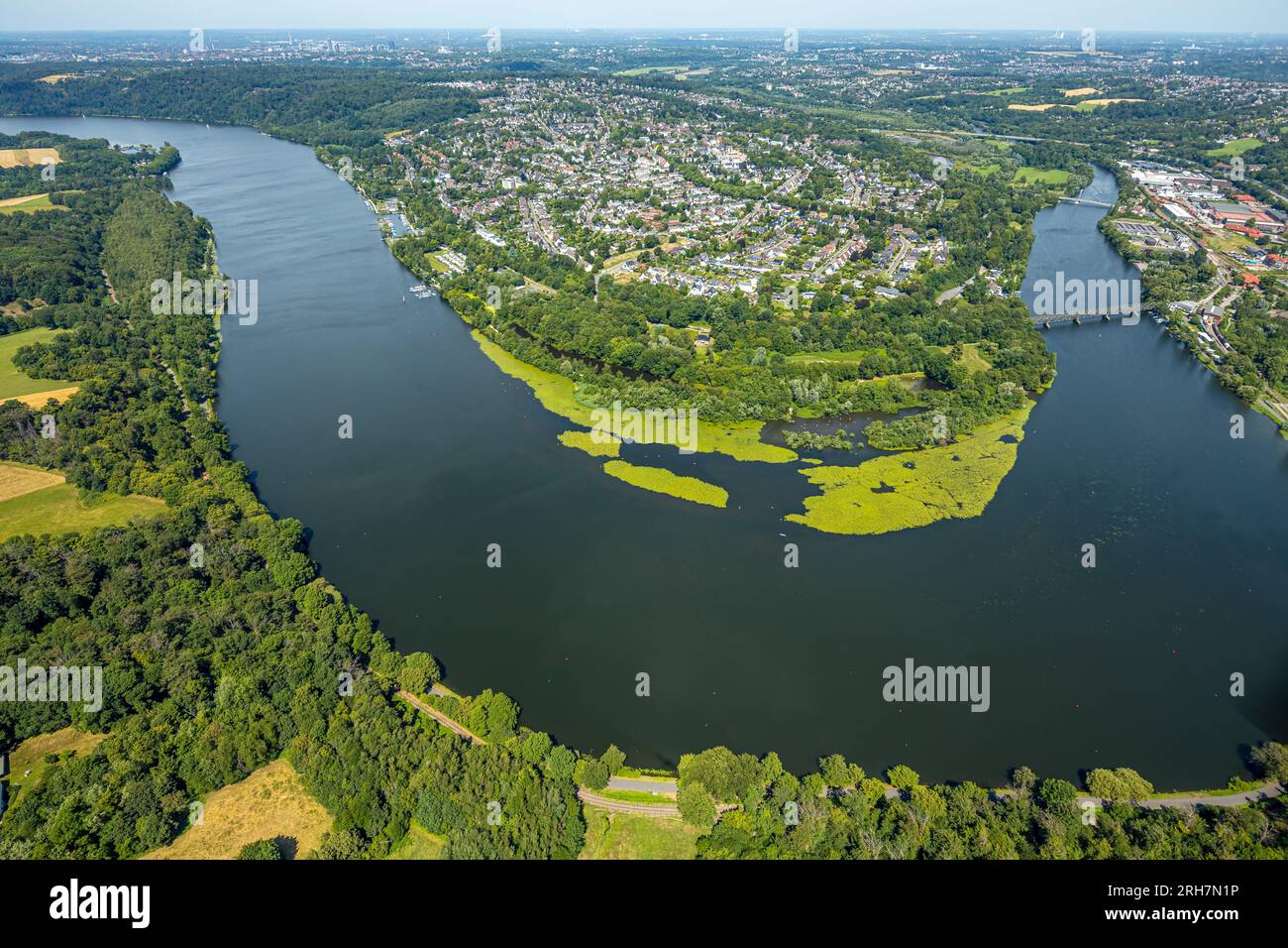 Vista aerea, Ruhr loop Heisinger Bogen, riserva ornitologica, vista villaggio Heisingen, Essen, zona della Ruhr, Renania settentrionale-Vestfalia, Germania Foto Stock