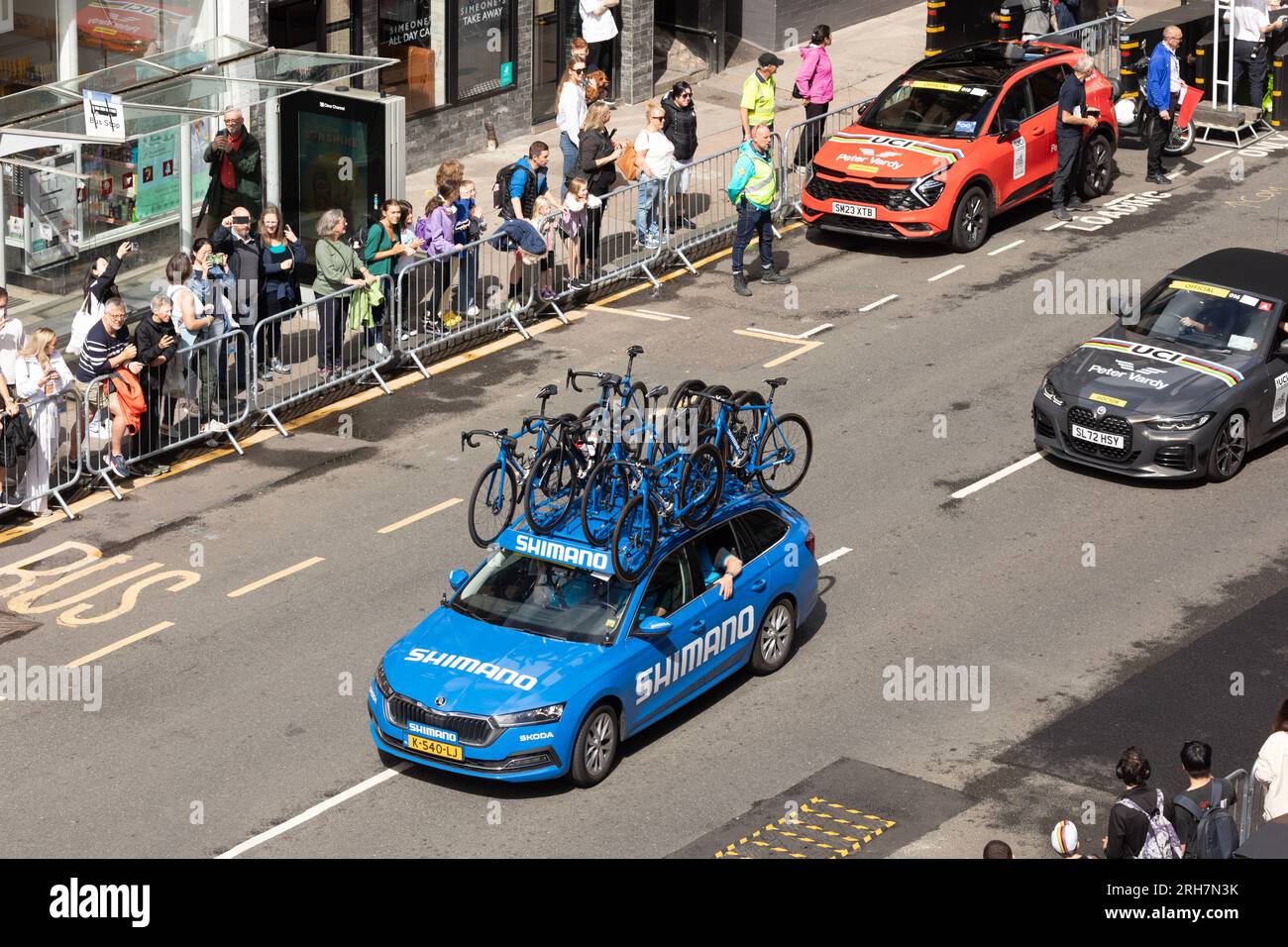 Blye Shimano Support car con bici da corsa e ruote a Byres Road a Glasgow durante la gara d'élite femminile su strada del Campionato del mondo UCI 2023. Foto Stock