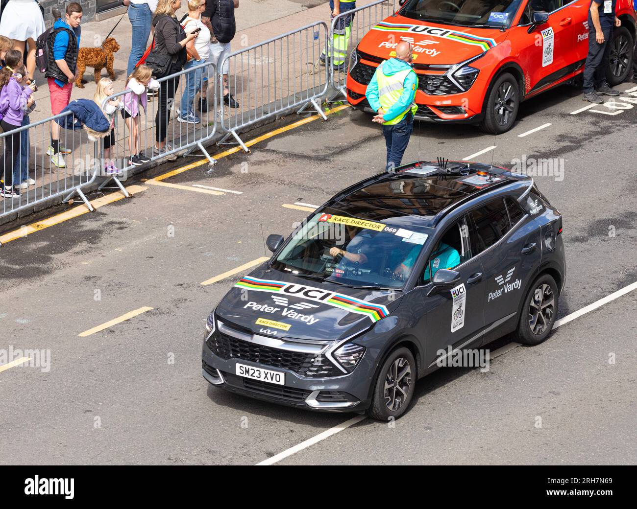 Vista elevata dell'auto del direttore di gara che guida lungo Byres Road pochi secondi prima della corsa su strada femminile d'élite dei Campionati del mondo a Glasgow. Foto Stock