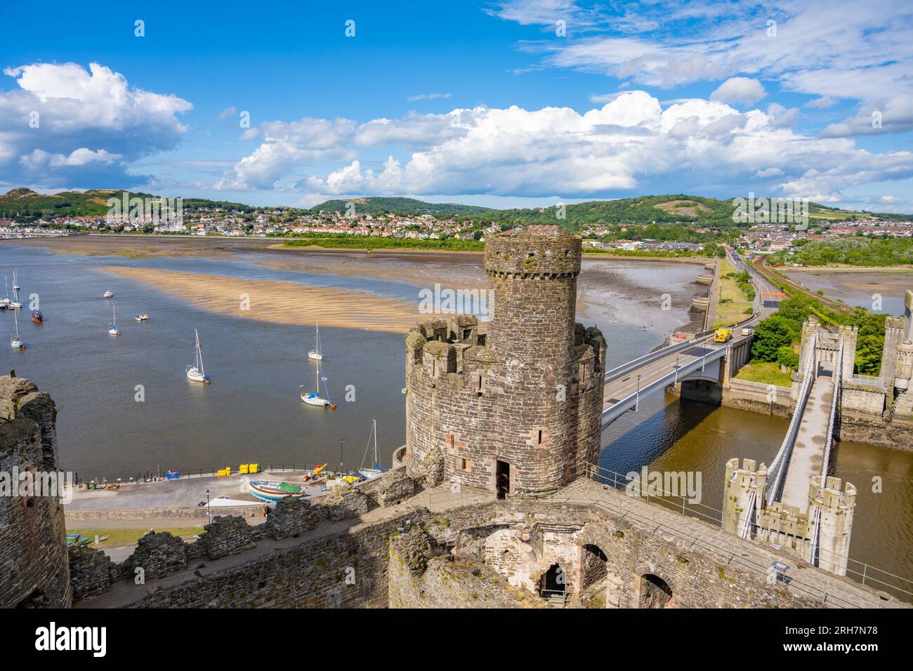 Guardando oltre il fiume Conwy verso Llandudno dal castello di Conwy Foto Stock