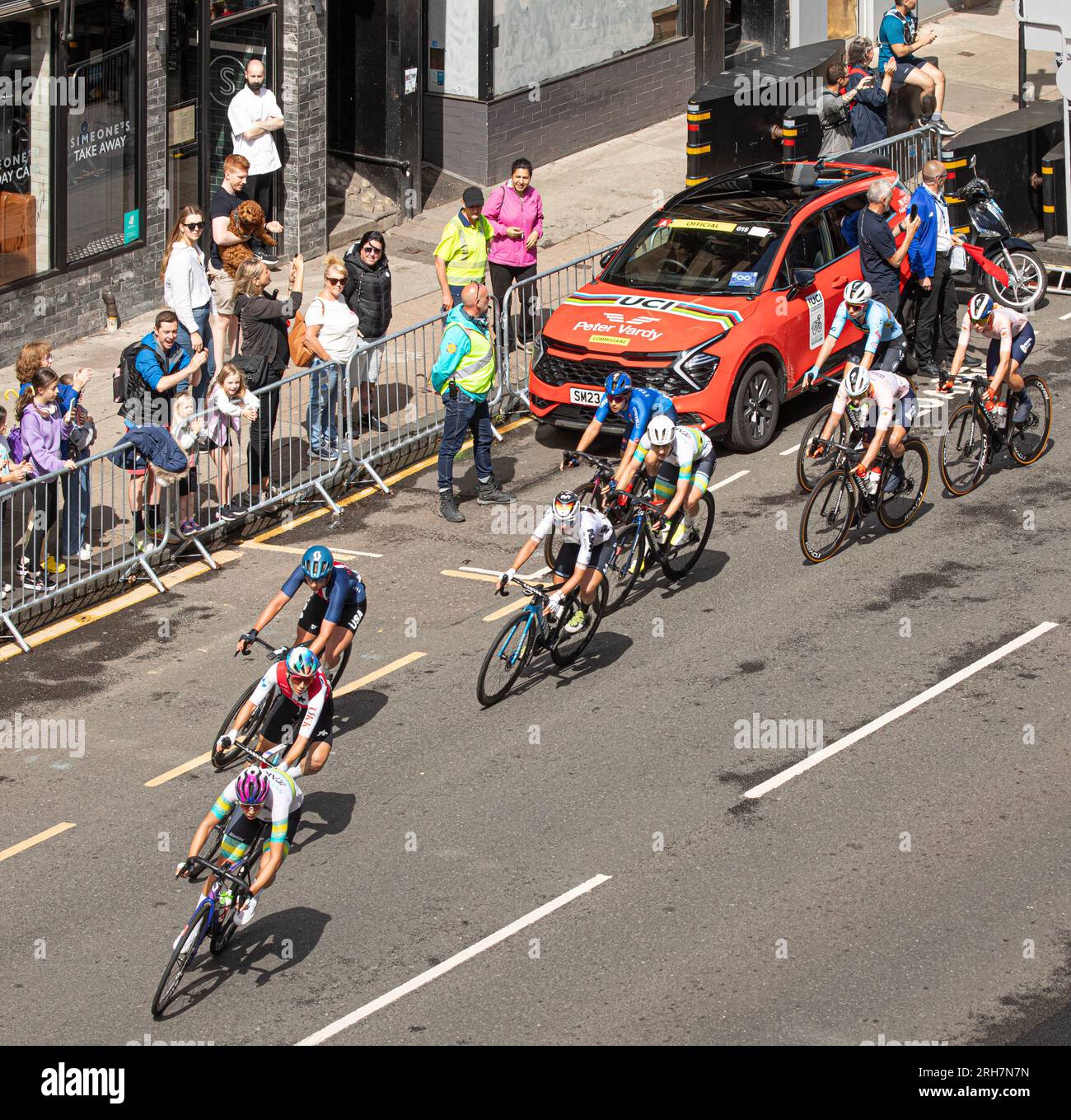 Vista elevata di alcuni dei piloti dei Campionati del mondo UCI gara d'élite femminile su strada arrivati a Glasgow da Loch Lomond. Foto Stock