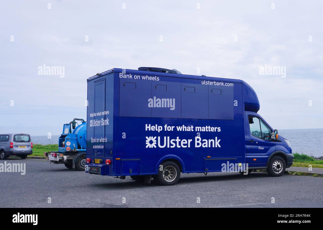 Un Ulster Bank, furgone mobile banking , Bank on Wheels parcheggiato qui nella contea di Down, Irlanda del Nord, Foto Stock