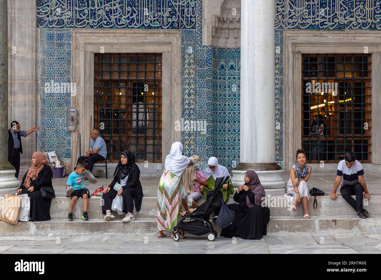 Istanbul, Turchia. 14 agosto 2023: Musulmani e turisti nel cortile esterno visitano la nuova Moschea di Eminonu, che è stata restaurata e aperta al culto quest'anno a Istanbul, in Turchia, il 14 agosto 2023. La moschea, la cui fondazione fu posta nel 1597 da Safiye Sultan, moglie del sultano ottomano Murad III, fu completata nel 1665 dopo 60 anni, con sforzi e donazioni di Hatice Turhan Sultan, la madre di Mehmed IV La moschea è stata testimone del trambusto di Eminonu per 356 anni. Crediti: ZUMA Press, Inc./Alamy Live News Foto Stock