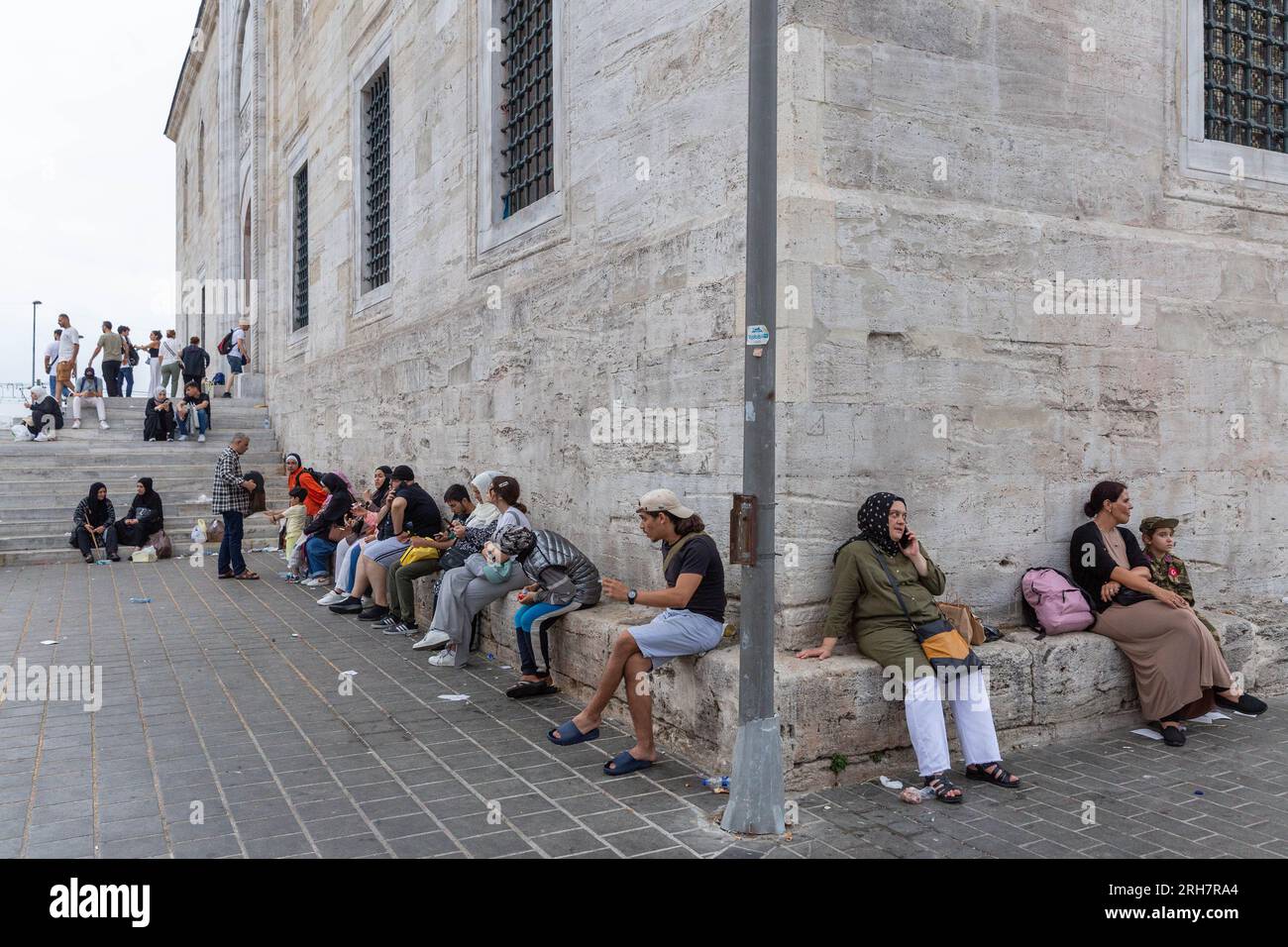 Istanbul, Turchia. 14 agosto 2023: Musulmani e turisti nel cortile esterno visitano la nuova Moschea di Eminonu, che è stata restaurata e aperta al culto quest'anno a Istanbul, in Turchia, il 14 agosto 2023. La moschea, la cui fondazione fu posta nel 1597 da Safiye Sultan, moglie del sultano ottomano Murad III, fu completata nel 1665 dopo 60 anni, con sforzi e donazioni di Hatice Turhan Sultan, la madre di Mehmed IV La moschea è stata testimone del trambusto di Eminonu per 356 anni. Crediti: ZUMA Press, Inc./Alamy Live News Foto Stock