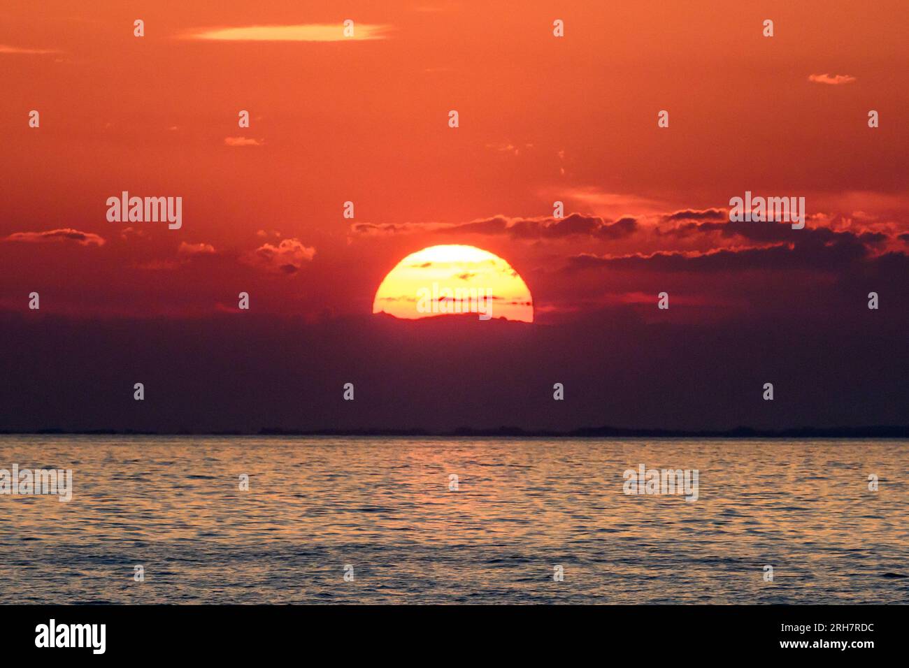 Il sole tramonta sul mare Adriatico al largo della costa di Trieste, Italia. Credito: Enrique Shore/Alamy Stock Photo Foto Stock
