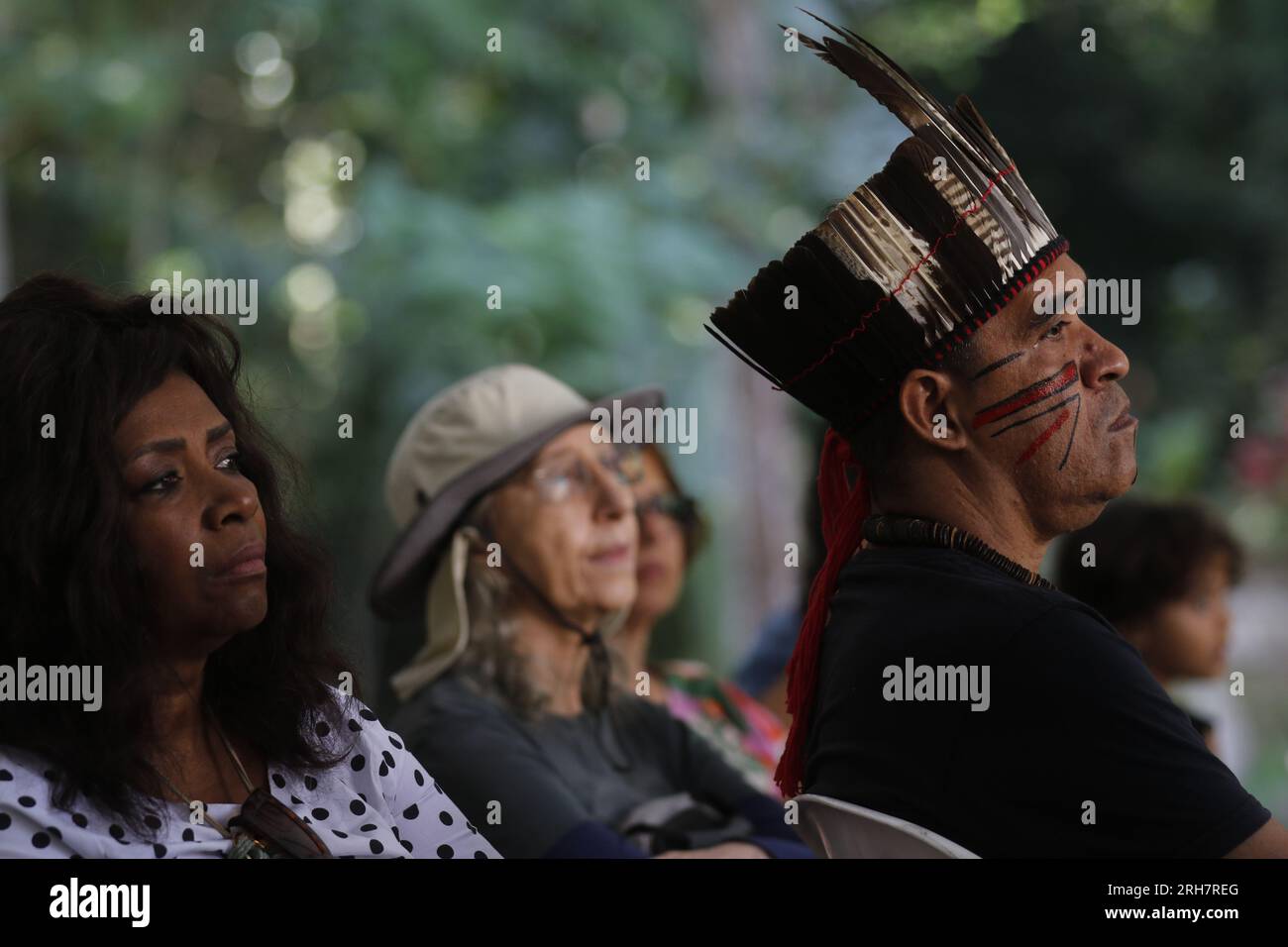 Il gruppo etnico indigeno brasiliano degli anziani celebra la giornata internazionale dei popoli indigeni con canti e danze tradizionali in costumi tipici Foto Stock