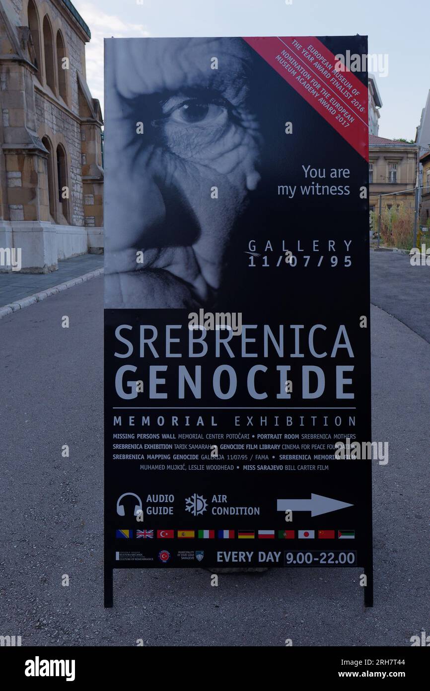 Poster della mostra commemorativa di guerra nella città di Sarajevo, Bosnia ed Erzegovina, 14 agosto 2023. Foto Stock