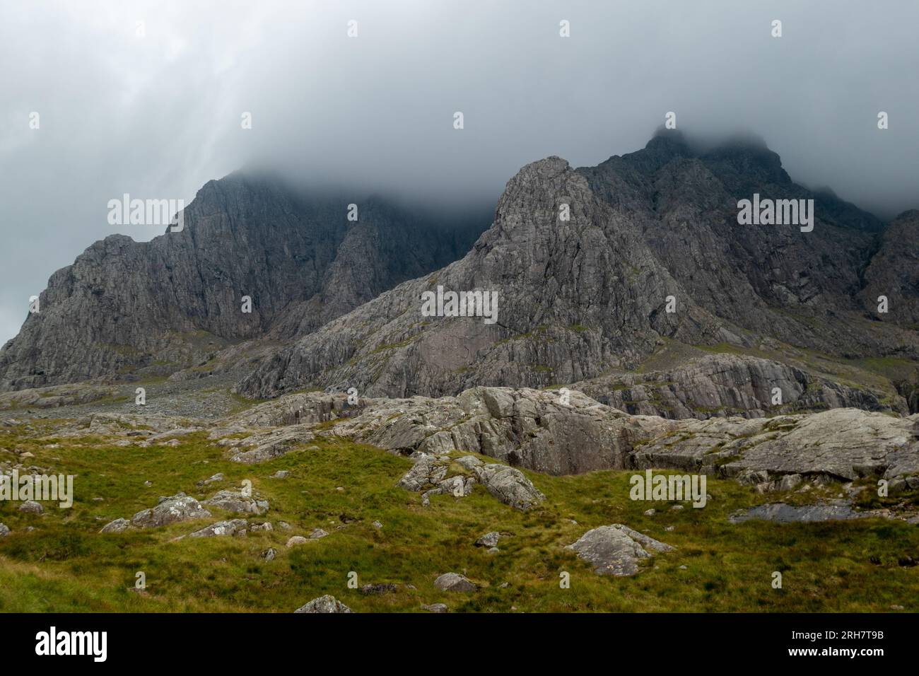 Ammira il monte Ben Nevis con le ripide scogliere della Scozia Foto Stock
