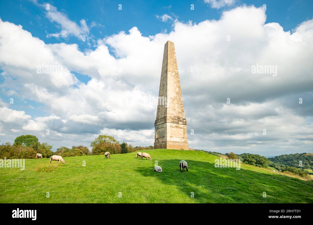 In cima a Midsummer Hill, importante monumento alto e simbolo della famiglia Somers Cocks, nr. Malverns e Eastnor Castle, viste panoramiche di Malvern, Worcestershire, Foto Stock