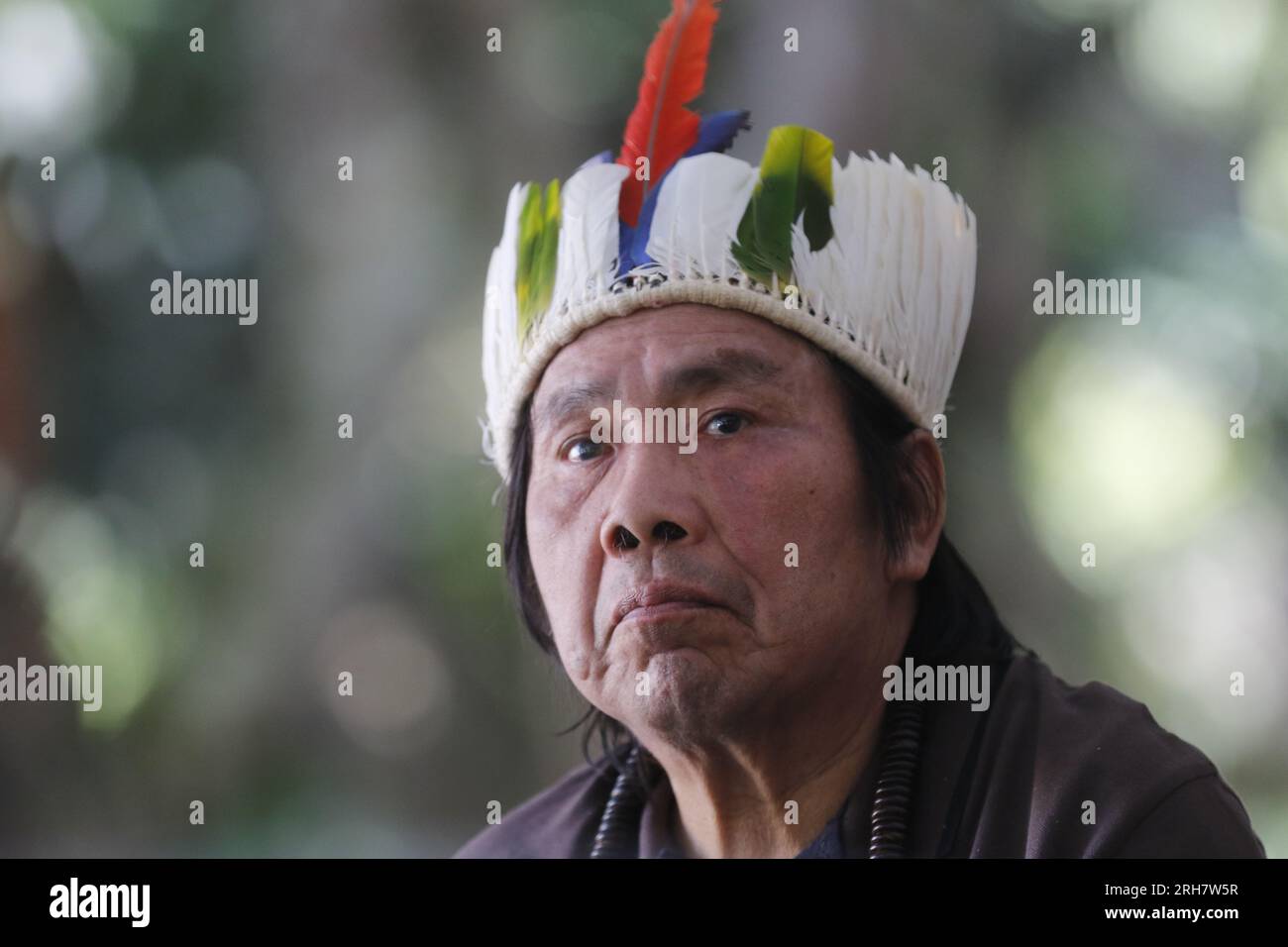 Il gruppo etnico indigeno brasiliano degli anziani celebra la giornata internazionale dei popoli indigeni con canti e danze tradizionali in costumi tipici Foto Stock