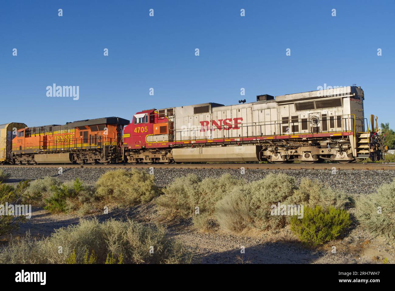 Locomotive della BNSF Railway 7678 e 4705, unità storica, Warbonnet, mostrate stazionarie in una mattinata di sole. Foto Stock