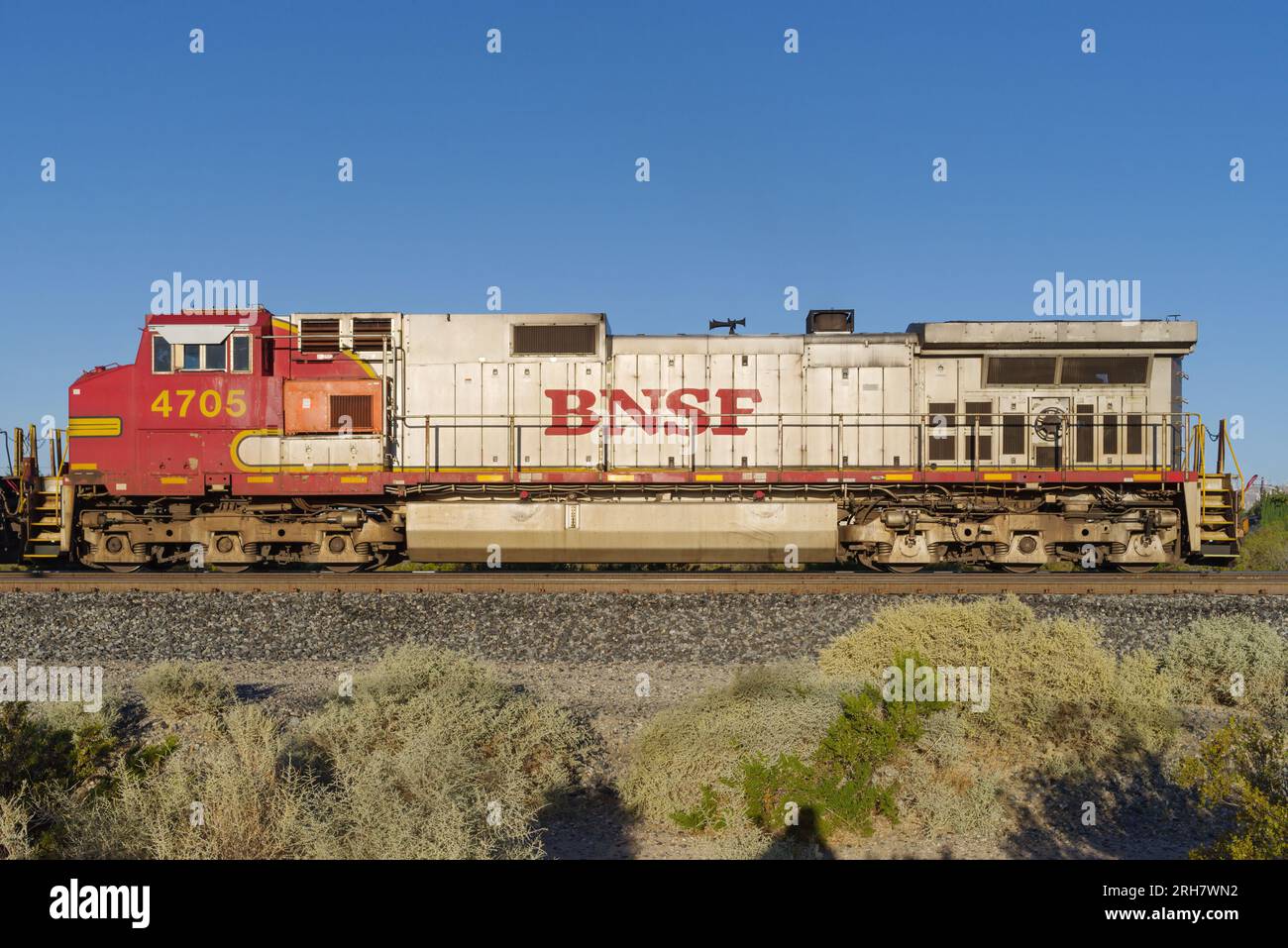 Locomotiva BNSF Railway 4705, unità storica, Warbonnet, stazionaria in una mattinata di sole. Foto Stock