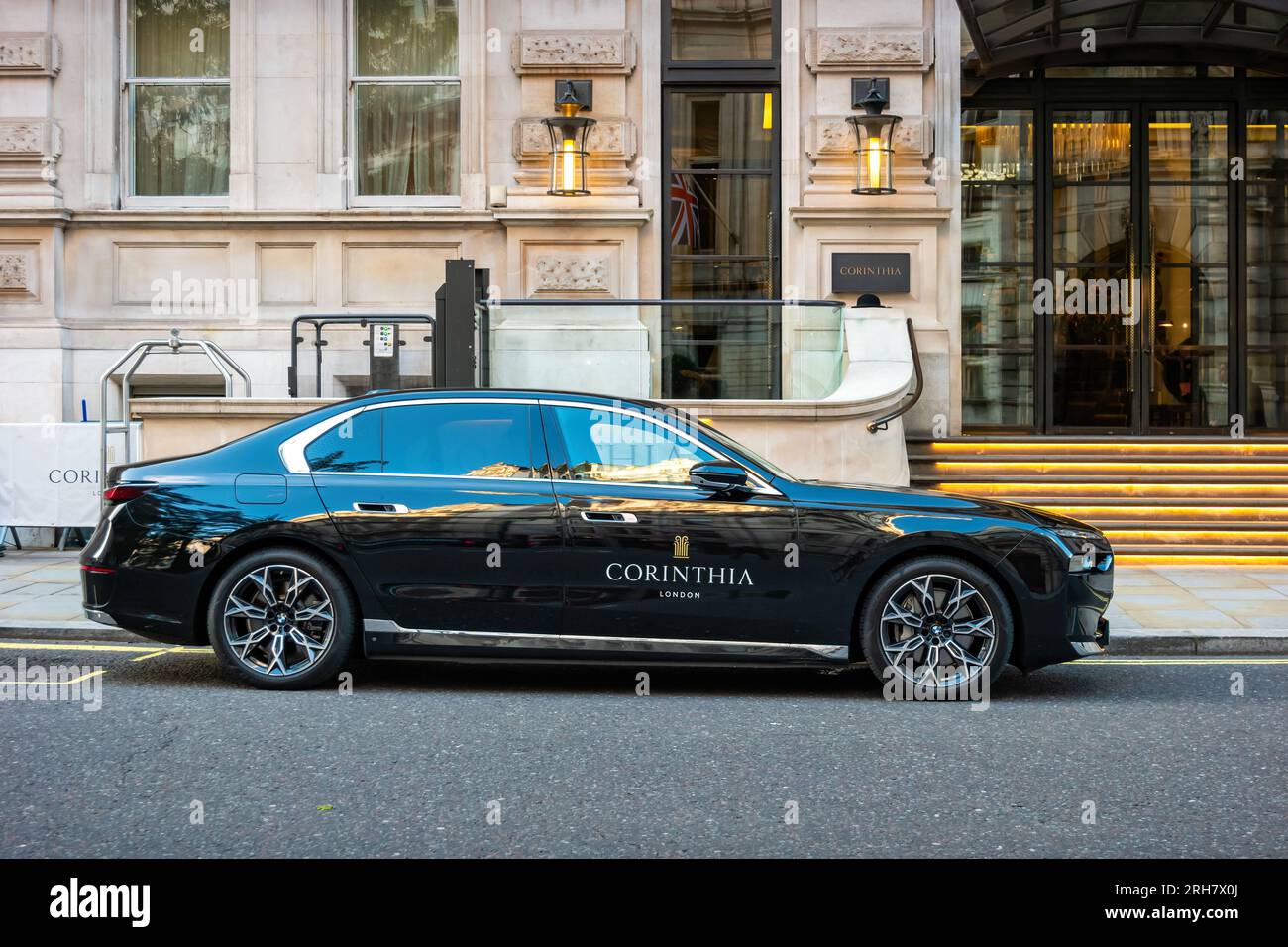 Una berlina elettrica BMW i7 è parcheggiata di fronte al Corinthia Hotel London, nel centro di Londra, Inghilterra, Regno Unito. Foto Stock