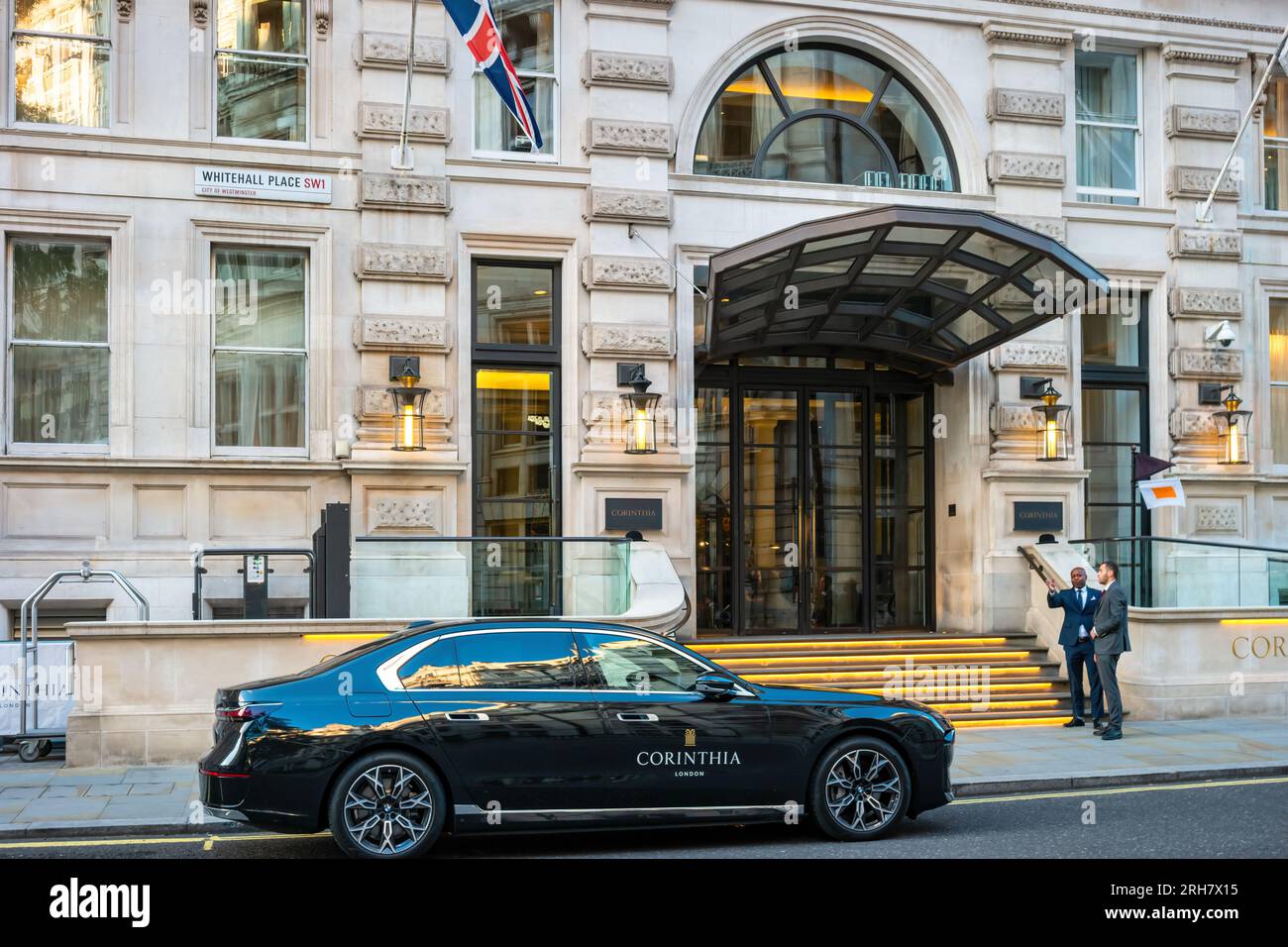 Una berlina elettrica BMW i7 è parcheggiata di fronte al Corinthia Hotel London, nel centro di Londra, Inghilterra, Regno Unito. Foto Stock