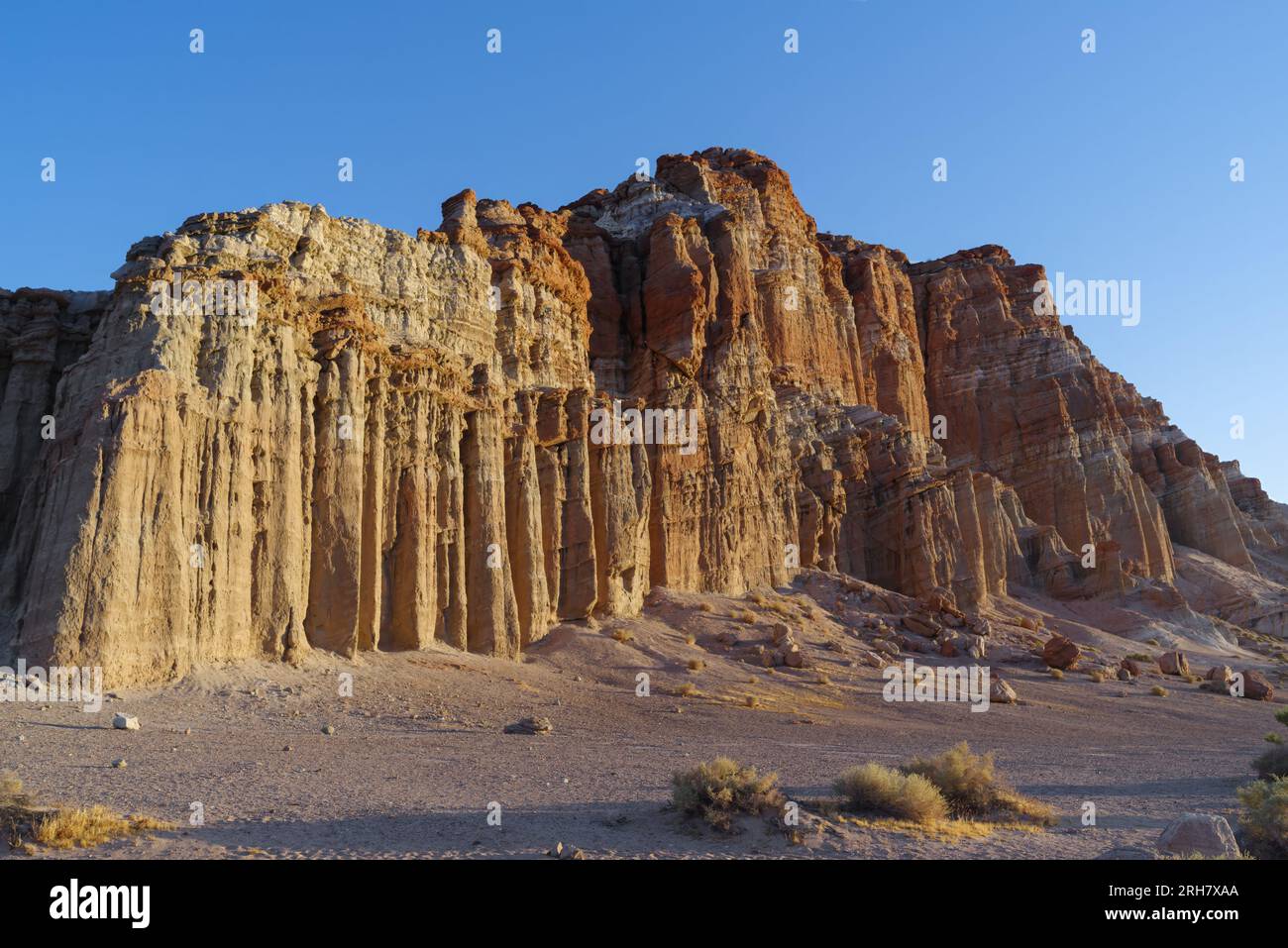 Red Cliffs mostrate al Red Rock Canyon State Park nella contea di Kern, California, Stati Uniti. Foto Stock